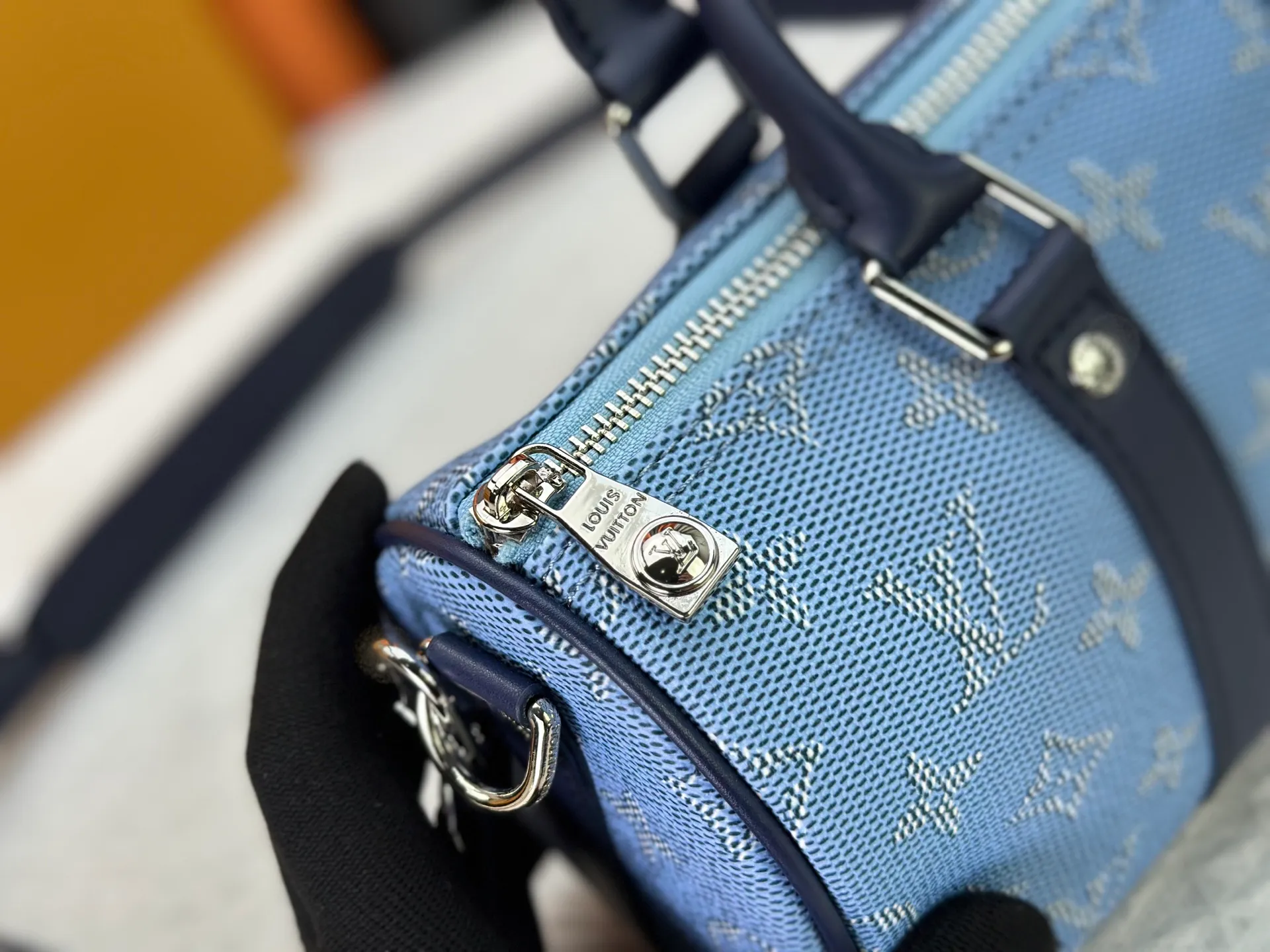 P250 Upgraded Original M14078 M01942 M15076 M24434 M46271 M20900 M46249 This handbag condenses the classic silhouette of the Keepall travel bag. It is made of Monogram embossed Taurillon leather. Its compact shape is suitable for storing small items such as mobile phones and wallets. With its clever use of leather handles and detachable shoulder strap, it's easy to carry with you in trendy style. Detailed features Dimensions: 25✘15✘11 cm