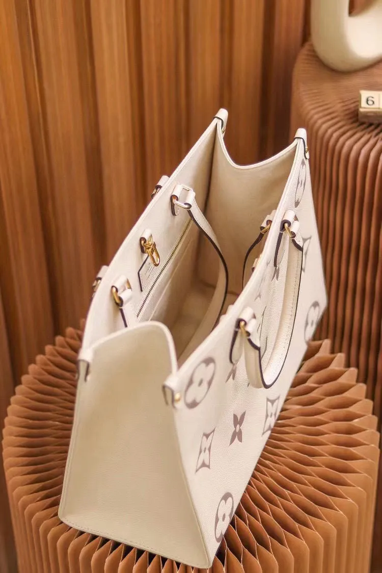 💰1120 (top layer leather transcoding chip) top original order, all steel hardware]𝙊𝙉𝙏𝙃𝙀𝙂𝙊 medium size: 35*27*14cm model: m45495 This season's new 𝙊𝙉𝙏𝙃𝙀𝙂𝙊 gives people a brand new feeling, a classic iconic shape, but it uses calfskin with patterns that are first printed and dyed and then embossed, which makes it look more high-end and fashionable. This year's designers are really cheating. Friends who are tired of looking at presbyopic patterns can choose to buy this one. It's so advanced!