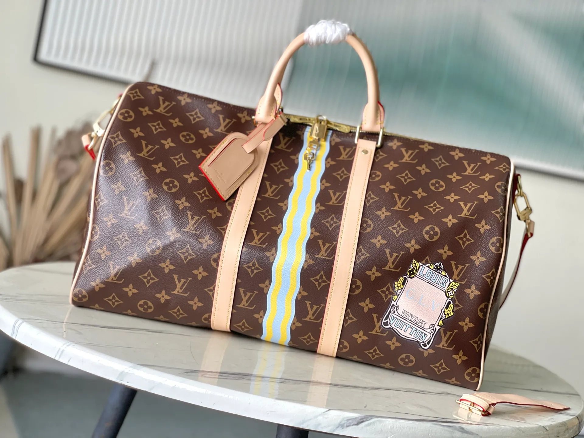💰1180 Top original order P3888 KEEPALL BANDOULIÈRE 45 travel bag 2021-22 autumn and winter show reveals the new charm of the Everyday LV capsule series Keepall Bandouliere 45 travel bag. Vintage Monogram coated canvas depicts the Monogram pattern with subtle irregular lines, evoking the traditional stamping process. The new louis vuitton! logo is inspired by the chain’s signature elements. size：45 x 27 x 20cm