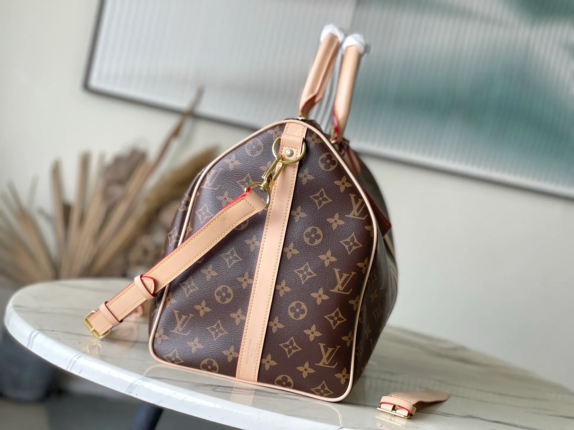 💰1180 Top original order P3888 KEEPALL BANDOULIÈRE 45 travel bag 2021-22 autumn and winter show reveals the new charm of the Everyday LV capsule series Keepall Bandouliere 45 travel bag. Vintage Monogram coated canvas depicts the Monogram pattern with subtle irregular lines, evoking the traditional stamping process. The new louis vuitton! logo is inspired by the chain’s signature elements. size：45 x 27 x 20cm