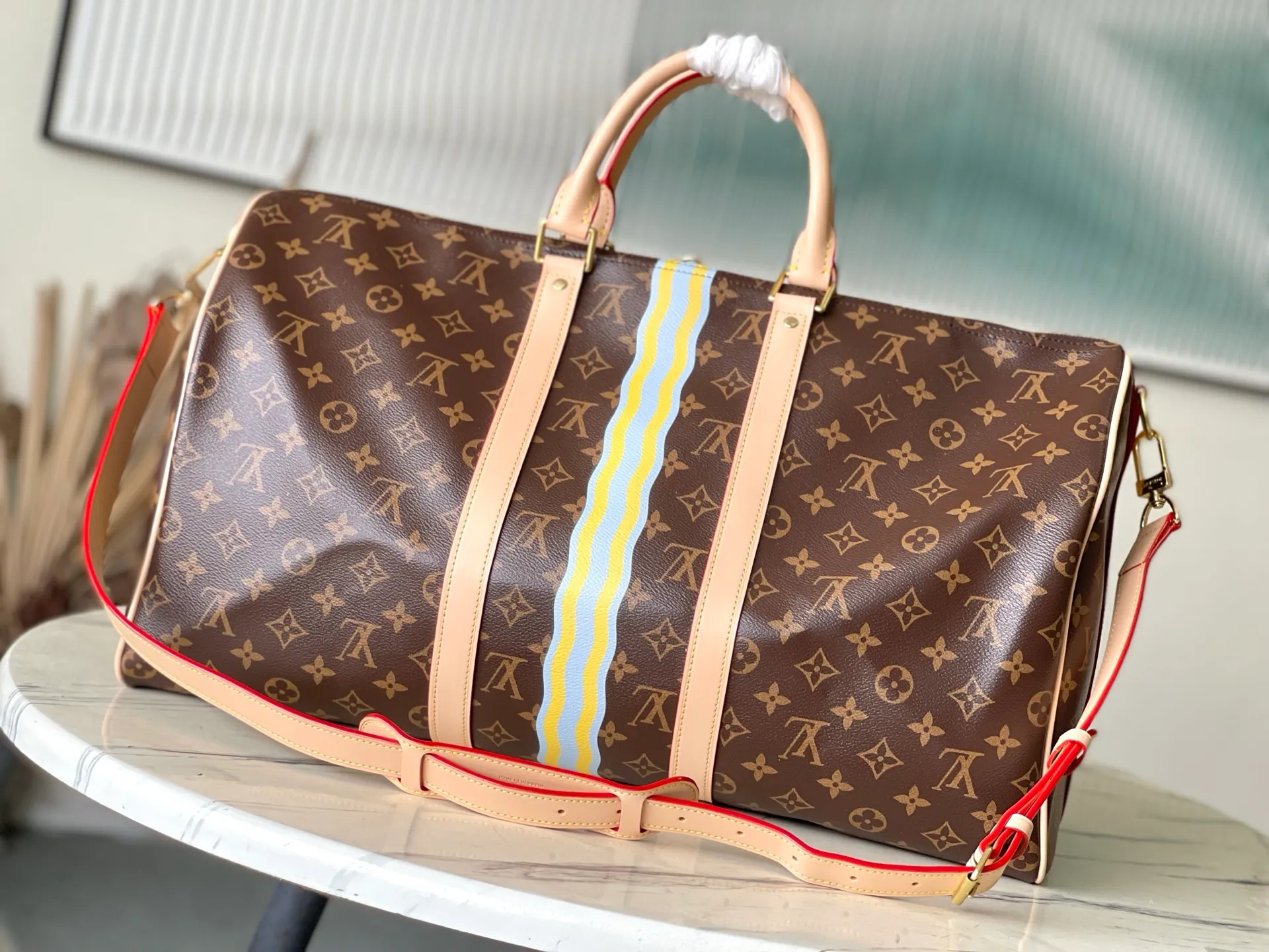 💰1180 Top original order P3888 KEEPALL BANDOULIÈRE 45 travel bag 2021-22 autumn and winter show reveals the new charm of the Everyday LV capsule series Keepall Bandouliere 45 travel bag. Vintage Monogram coated canvas depicts the Monogram pattern with subtle irregular lines, evoking the traditional stamping process. The new louis vuitton! logo is inspired by the chain’s signature elements. size：45 x 27 x 20cm