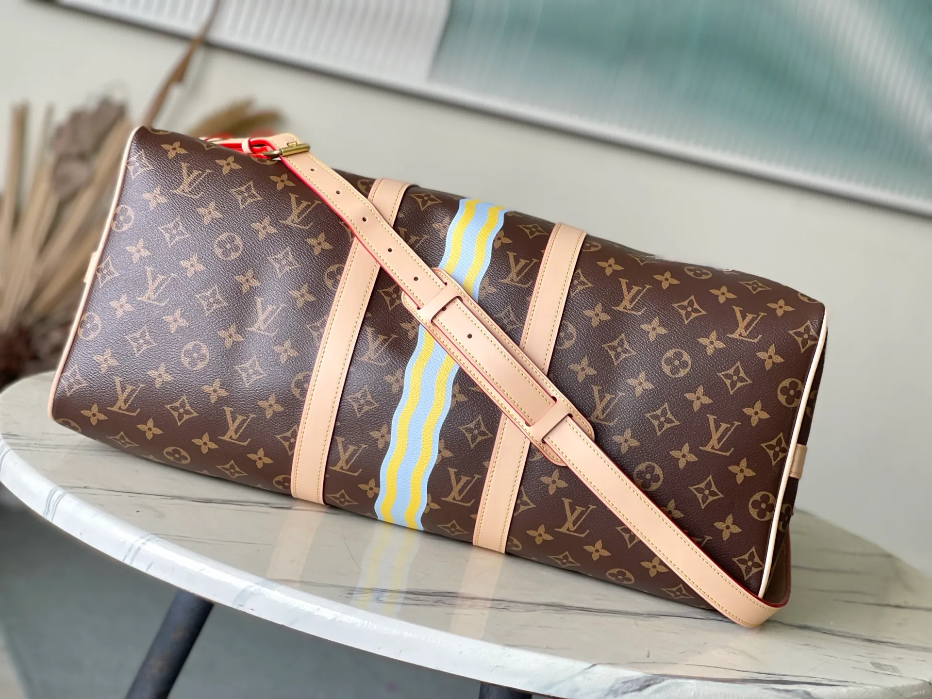 💰1180 Top original order P3888 KEEPALL BANDOULIÈRE 45 travel bag 2021-22 autumn and winter show reveals the new charm of the Everyday LV capsule series Keepall Bandouliere 45 travel bag. Vintage Monogram coated canvas depicts the Monogram pattern with subtle irregular lines, evoking the traditional stamping process. The new louis vuitton! logo is inspired by the chain’s signature elements. size：45 x 27 x 20cm