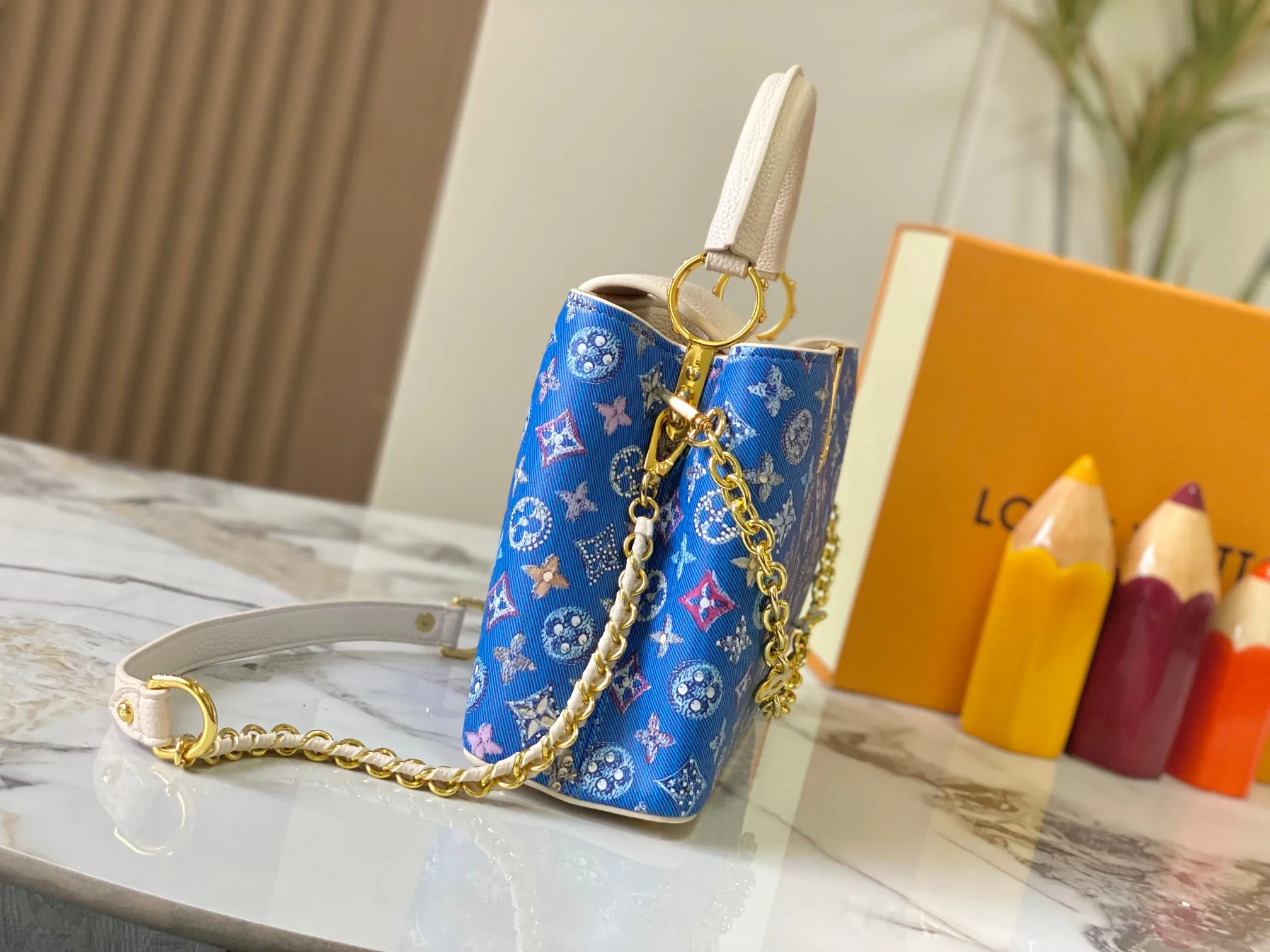 p440 [Guangzhou top quality original] M12948 This Capucines BB handbag is made of Monogram denim embroidered with beads and decorative threads, with LV letters and woven chains infused with metallic edges, and is paired with contrasting leather trim. The flip cover can be placed externally or internally, and the neat inner layer and multiple carrying methods complete the functional details.  27 x 18 x 9 cm (length x height x width)