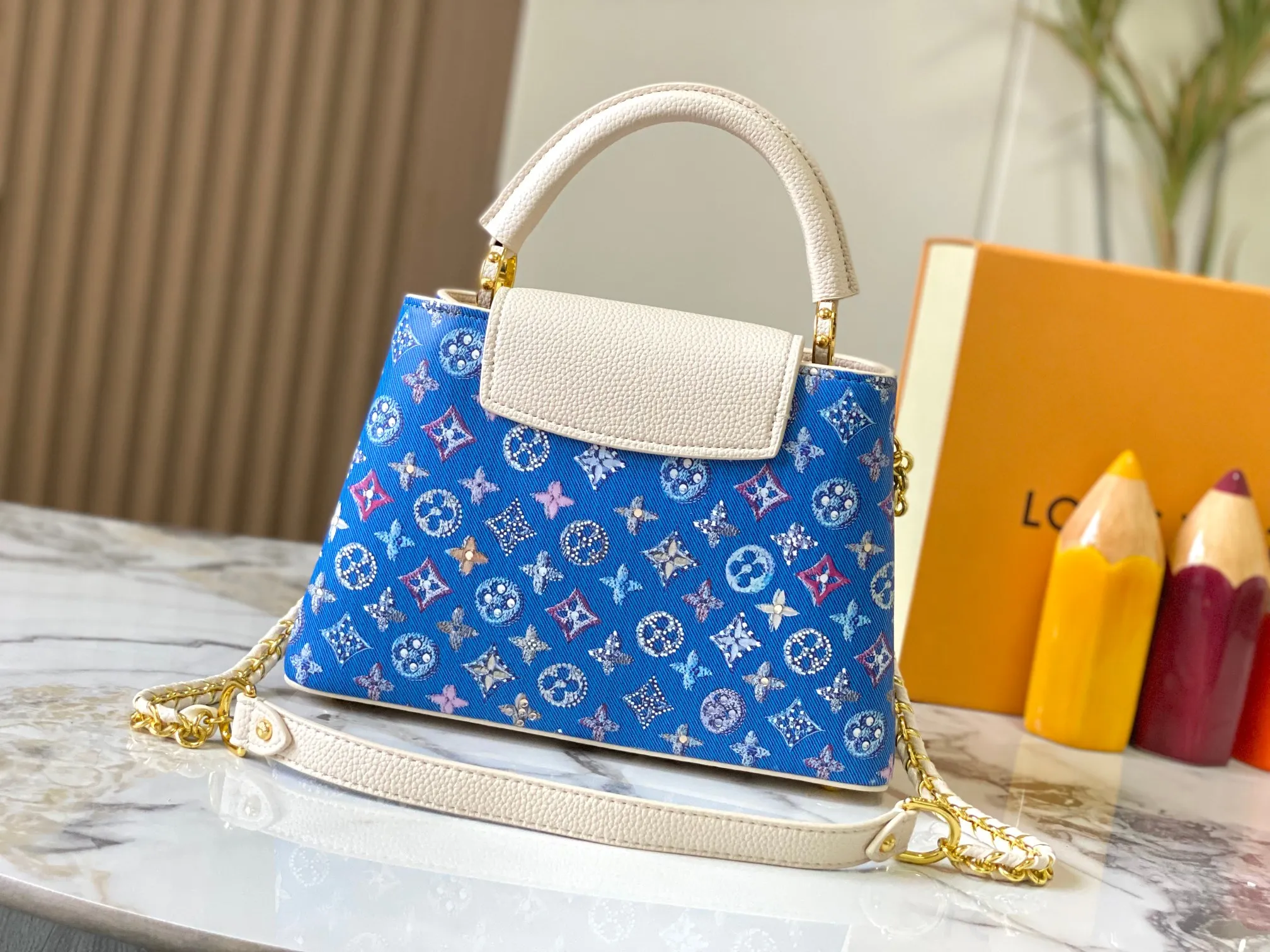 p440 [Guangzhou top quality original] M12948 This Capucines BB handbag is made of Monogram denim embroidered with beads and decorative threads, with LV letters and woven chains infused with metallic edges, and is paired with contrasting leather trim. The flip cover can be placed externally or internally, and the neat inner layer and multiple carrying methods complete the functional details.  27 x 18 x 9 cm (length x height x width)
