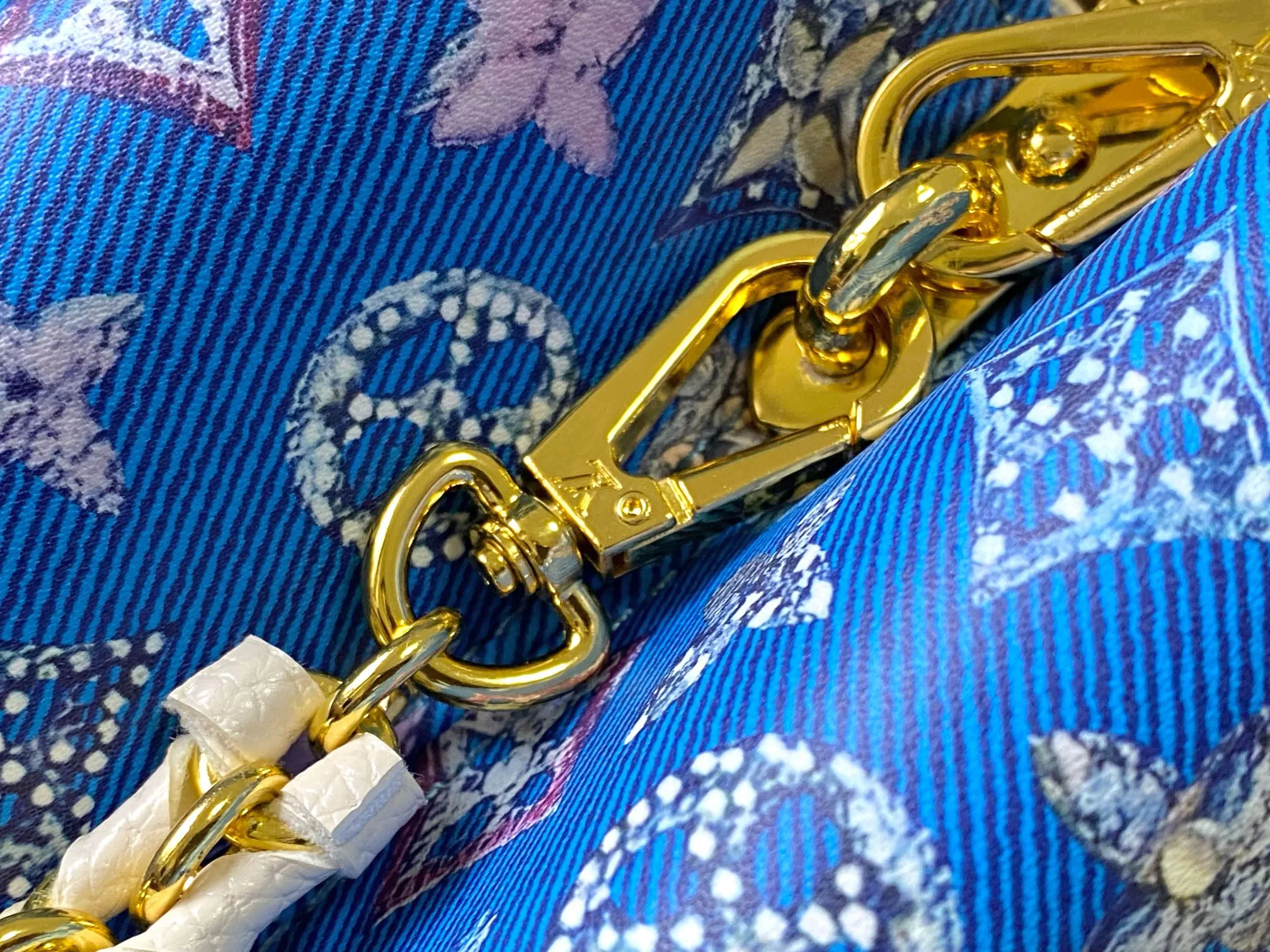 p440 [Guangzhou top quality original] M12948 This Capucines BB handbag is made of Monogram denim embroidered with beads and decorative threads, with LV letters and woven chains infused with metallic edges, and is paired with contrasting leather trim. The flip cover can be placed externally or internally, and the neat inner layer and multiple carrying methods complete the functional details.  27 x 18 x 9 cm (length x height x width)