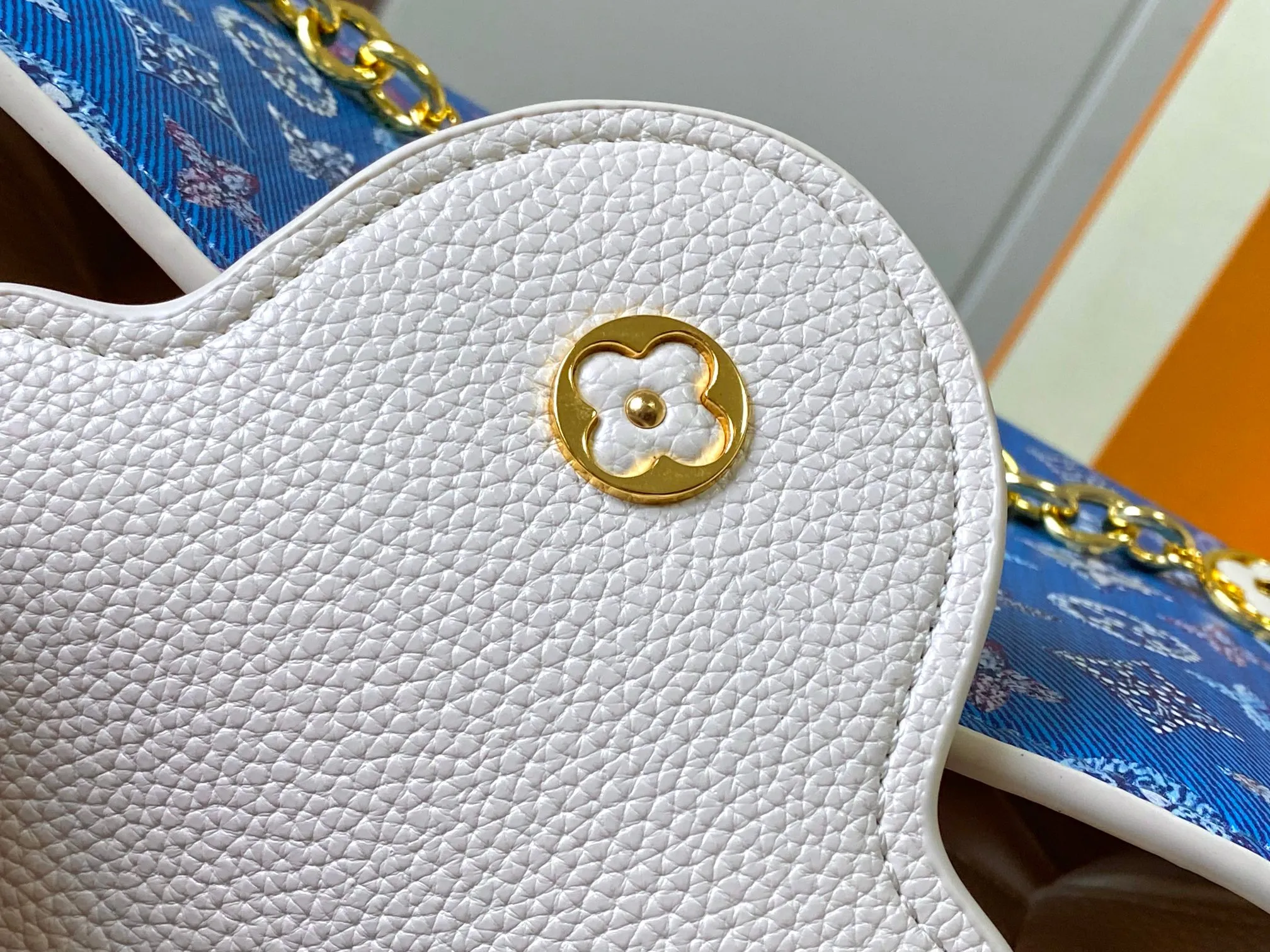 p440 [Guangzhou top quality original] M12948 This Capucines BB handbag is made of Monogram denim embroidered with beads and decorative threads, with LV letters and woven chains infused with metallic edges, and is paired with contrasting leather trim. The flip cover can be placed externally or internally, and the neat inner layer and multiple carrying methods complete the functional details.  27 x 18 x 9 cm (length x height x width)