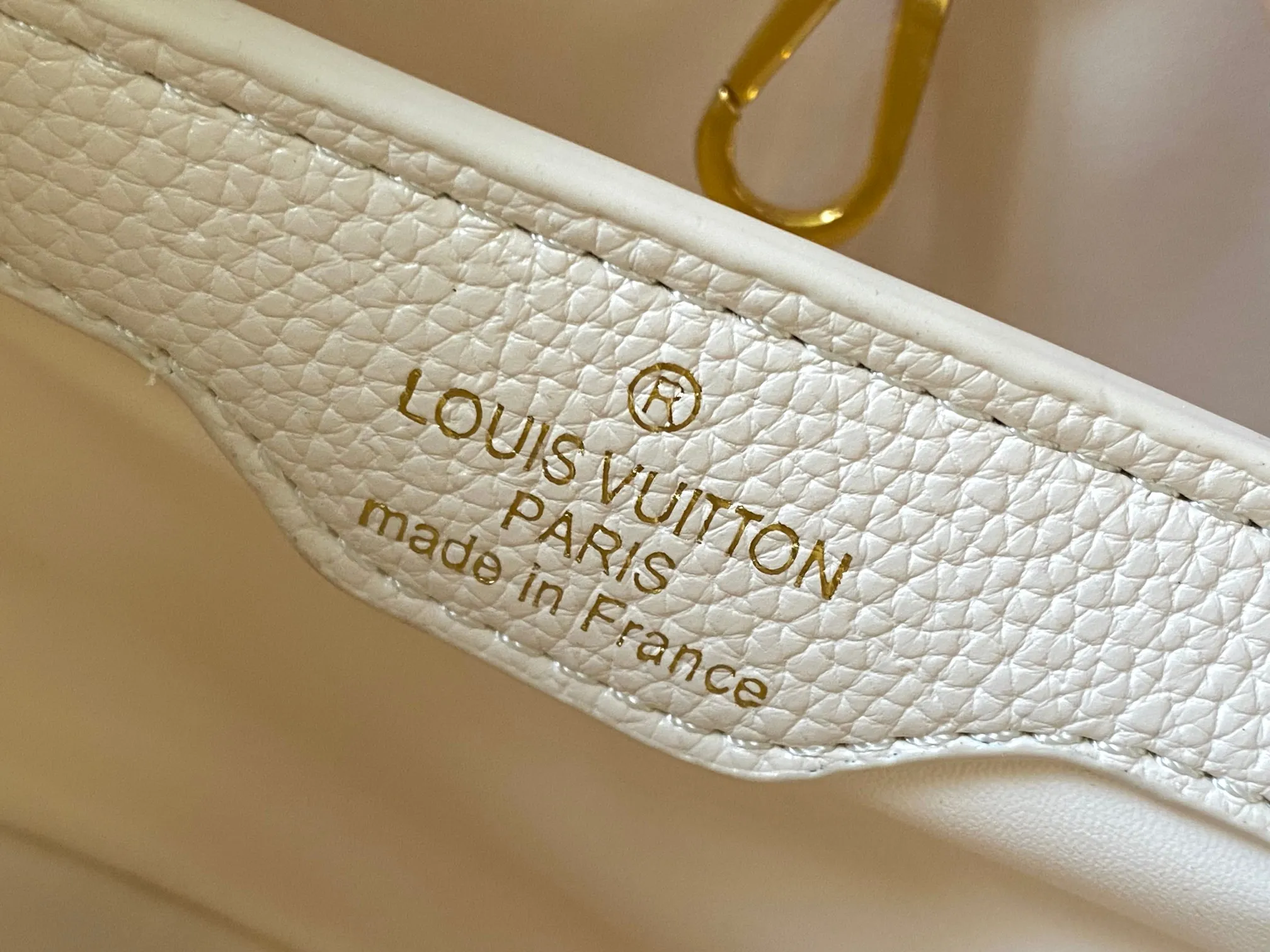 p440 [Guangzhou top quality original] M12948 This Capucines BB handbag is made of Monogram denim embroidered with beads and decorative threads, with LV letters and woven chains infused with metallic edges, and is paired with contrasting leather trim. The flip cover can be placed externally or internally, and the neat inner layer and multiple carrying methods complete the functional details.  27 x 18 x 9 cm (length x height x width)