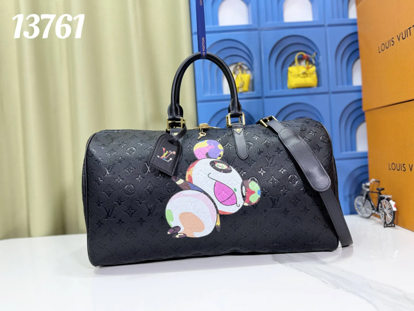 P340 Upgraded version M41416 M13761 Louis Vuitton x Murakami 2025 Campaign Louis Vuitton and Takashi Murakami have launched a new joint series. Brand spokesperson Zendaya appears in the advertisement. Takashi Murakami’s most representative Kaikai Kiki Flower is integrated and embellished in every detail. This year’s first hot product may be here. Dimensions 50x29x23 cm