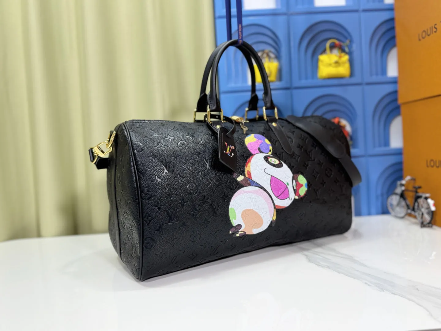 P340 Upgraded version M41416 M13761 Louis Vuitton x Murakami 2025 Campaign Louis Vuitton and Takashi Murakami have launched a new joint series. Brand spokesperson Zendaya appears in the advertisement. Takashi Murakami’s most representative Kaikai Kiki Flower is integrated and embellished in every detail. This year’s first hot product may be here. Dimensions 50x29x23 cm