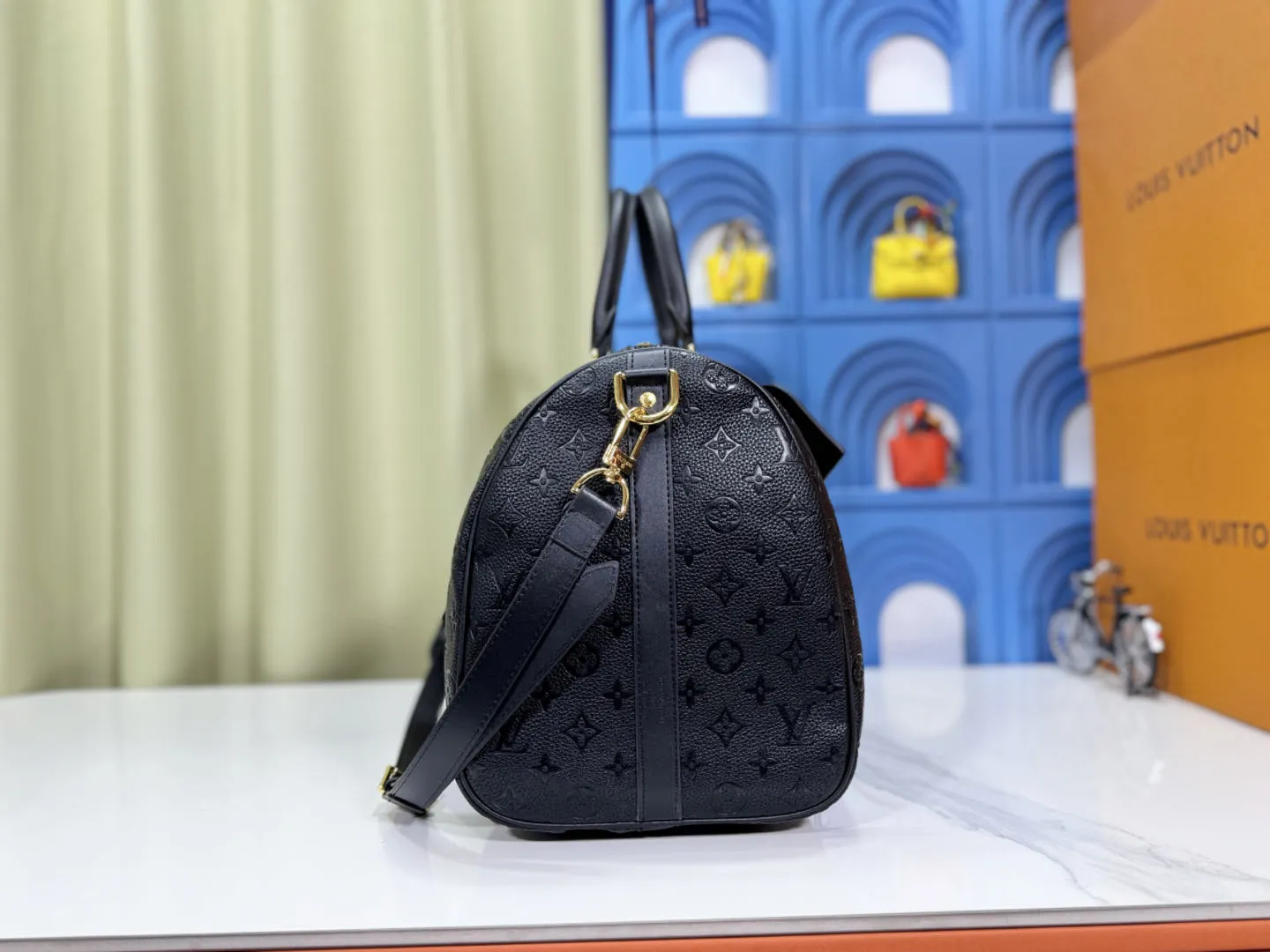 P340 Upgraded version M41416 M13761 Louis Vuitton x Murakami 2025 Campaign Louis Vuitton and Takashi Murakami have launched a new joint series. Brand spokesperson Zendaya appears in the advertisement. Takashi Murakami’s most representative Kaikai Kiki Flower is integrated and embellished in every detail. This year’s first hot product may be here. Dimensions 50x29x23 cm