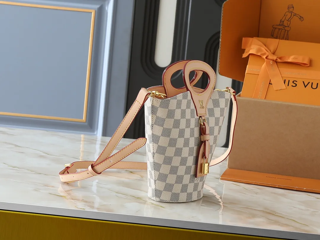 💰240💰Upgraded from the original M14680. Nicolas Ghesquière presented the Rivage BB handbag at the 2025 spring and summer show. It is cut out of Monogram canvas in a bucket shape and reinterprets the Noctambule handbag launched by Louis Vuitton in 1999. The trunk-style handles, LV-engraved padlock and leather luggage tag add classic elements, and the shoulder strap makes it easy to carry cross-body. Dimensions: 12.0 x 18.0 x 7.0 cm (length x height x width)