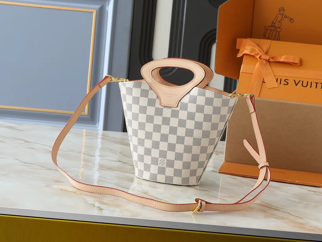 💰240💰Upgraded from the original M14680. Nicolas Ghesquière presented the Rivage BB handbag at the 2025 spring and summer show. It is cut out of Monogram canvas in a bucket shape and reinterprets the Noctambule handbag launched by Louis Vuitton in 1999. The trunk-style handles, LV-engraved padlock and leather luggage tag add classic elements, and the shoulder strap makes it easy to carry cross-body. Dimensions: 12.0 x 18.0 x 7.0 cm (length x height x width)