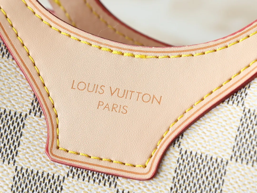 💰240💰Upgraded from the original M14680. Nicolas Ghesquière presented the Rivage BB handbag at the 2025 spring and summer show. It is cut out of Monogram canvas in a bucket shape and reinterprets the Noctambule handbag launched by Louis Vuitton in 1999. The trunk-style handles, LV-engraved padlock and leather luggage tag add classic elements, and the shoulder strap makes it easy to carry cross-body. Dimensions: 12.0 x 18.0 x 7.0 cm (length x height x width)