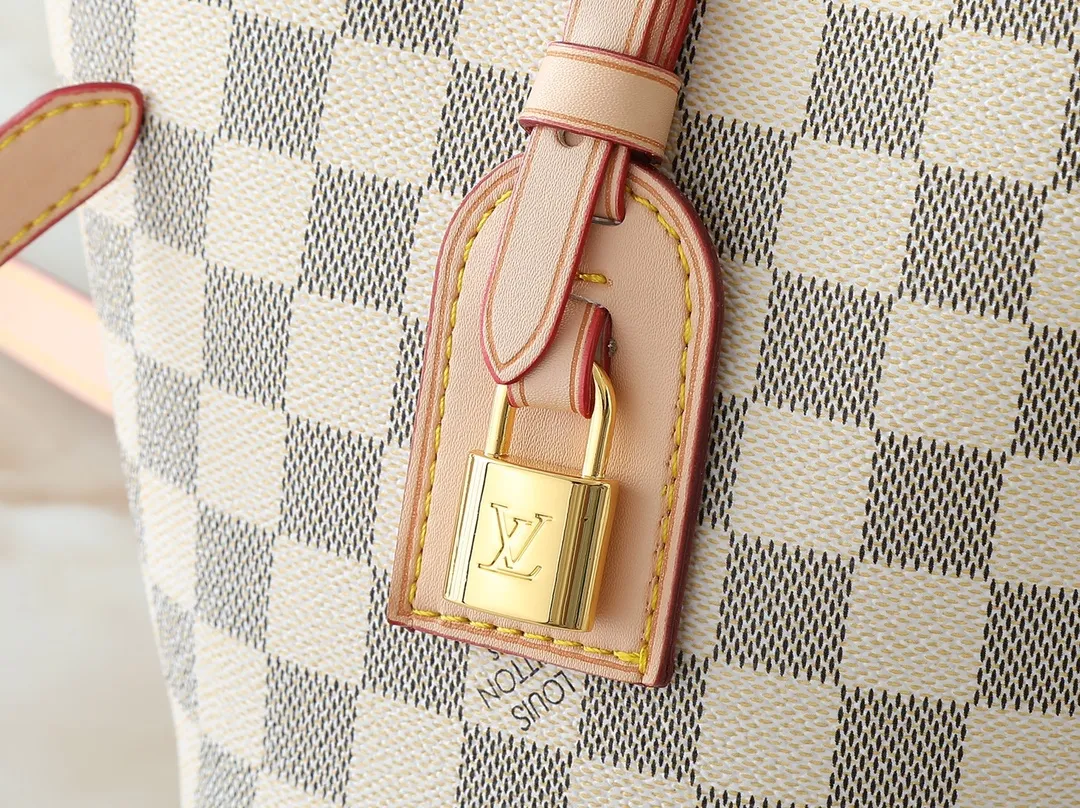💰240💰Upgraded from the original M14680. Nicolas Ghesquière presented the Rivage BB handbag at the 2025 spring and summer show. It is cut out of Monogram canvas in a bucket shape and reinterprets the Noctambule handbag launched by Louis Vuitton in 1999. The trunk-style handles, LV-engraved padlock and leather luggage tag add classic elements, and the shoulder strap makes it easy to carry cross-body. Dimensions: 12.0 x 18.0 x 7.0 cm (length x height x width)