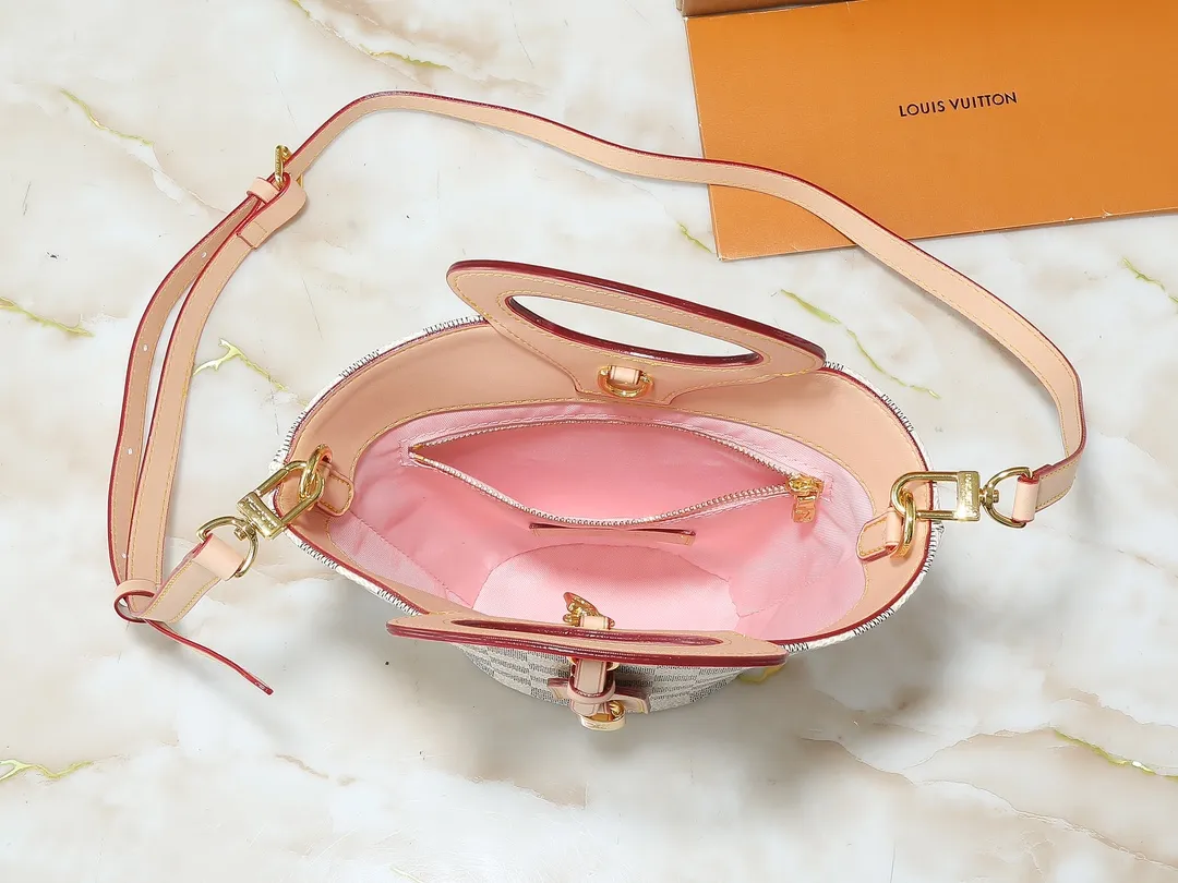 💰240💰Upgraded from the original M14680. Nicolas Ghesquière presented the Rivage BB handbag at the 2025 spring and summer show. It is cut out of Monogram canvas in a bucket shape and reinterprets the Noctambule handbag launched by Louis Vuitton in 1999. The trunk-style handles, LV-engraved padlock and leather luggage tag add classic elements, and the shoulder strap makes it easy to carry cross-body. Dimensions: 12.0 x 18.0 x 7.0 cm (length x height x width)