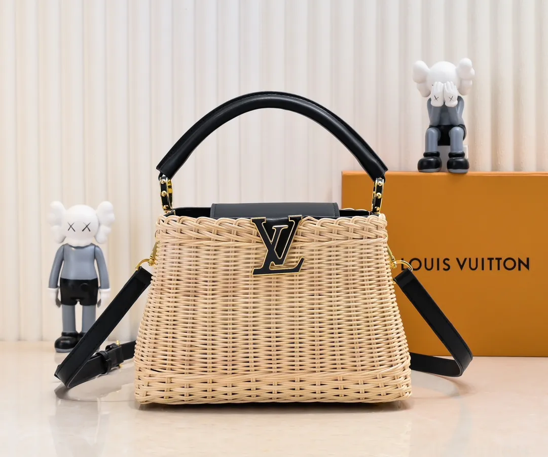 Upgraded version P680 M11617 This CapucinesBB handbag has a unique rattan woven structure, paying tribute to the Louis Vuitton picnic box design that came out in 1892. The cow leather shapes the top handle and flap, the LV letters reveal a metallic texture, and the detachable and adjustable leather shoulder strap makes it easy to carry on the shoulder. The gift box packaging provided with this product may be reasonably adjusted depending on the stock situation, and may be different from the packaging style displayed on this product page. Please refer to the actual gift box packaging style received for details. Size:27×17.3×9cm