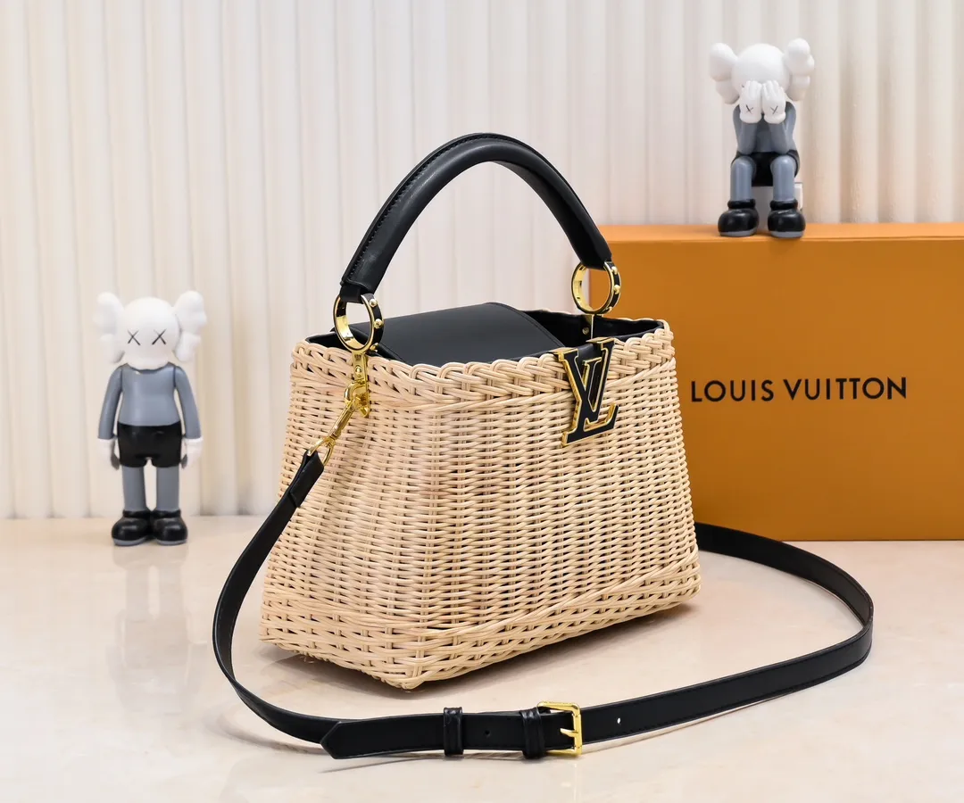 Upgraded version P680 M11617 This CapucinesBB handbag has a unique rattan woven structure, paying tribute to the Louis Vuitton picnic box design that came out in 1892. The cow leather shapes the top handle and flap, the LV letters reveal a metallic texture, and the detachable and adjustable leather shoulder strap makes it easy to carry on the shoulder. The gift box packaging provided with this product may be reasonably adjusted depending on the stock situation, and may be different from the packaging style displayed on this product page. Please refer to the actual gift box packaging style received for details. Size:27×17.3×9cm
