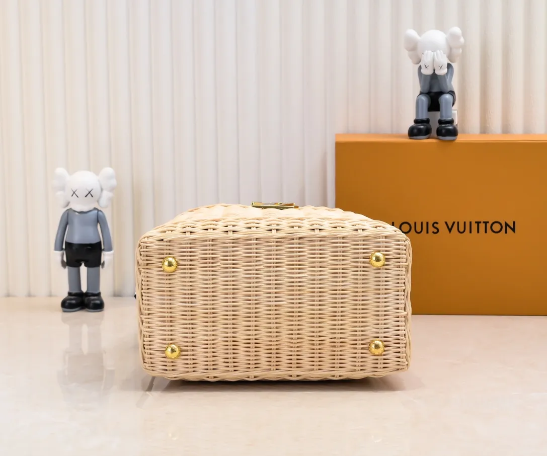 Upgraded version P680 M11617 This CapucinesBB handbag has a unique rattan woven structure, paying tribute to the Louis Vuitton picnic box design that came out in 1892. The cow leather shapes the top handle and flap, the LV letters reveal a metallic texture, and the detachable and adjustable leather shoulder strap makes it easy to carry on the shoulder. The gift box packaging provided with this product may be reasonably adjusted depending on the stock situation, and may be different from the packaging style displayed on this product page. Please refer to the actual gift box packaging style received for details. Size:27×17.3×9cm