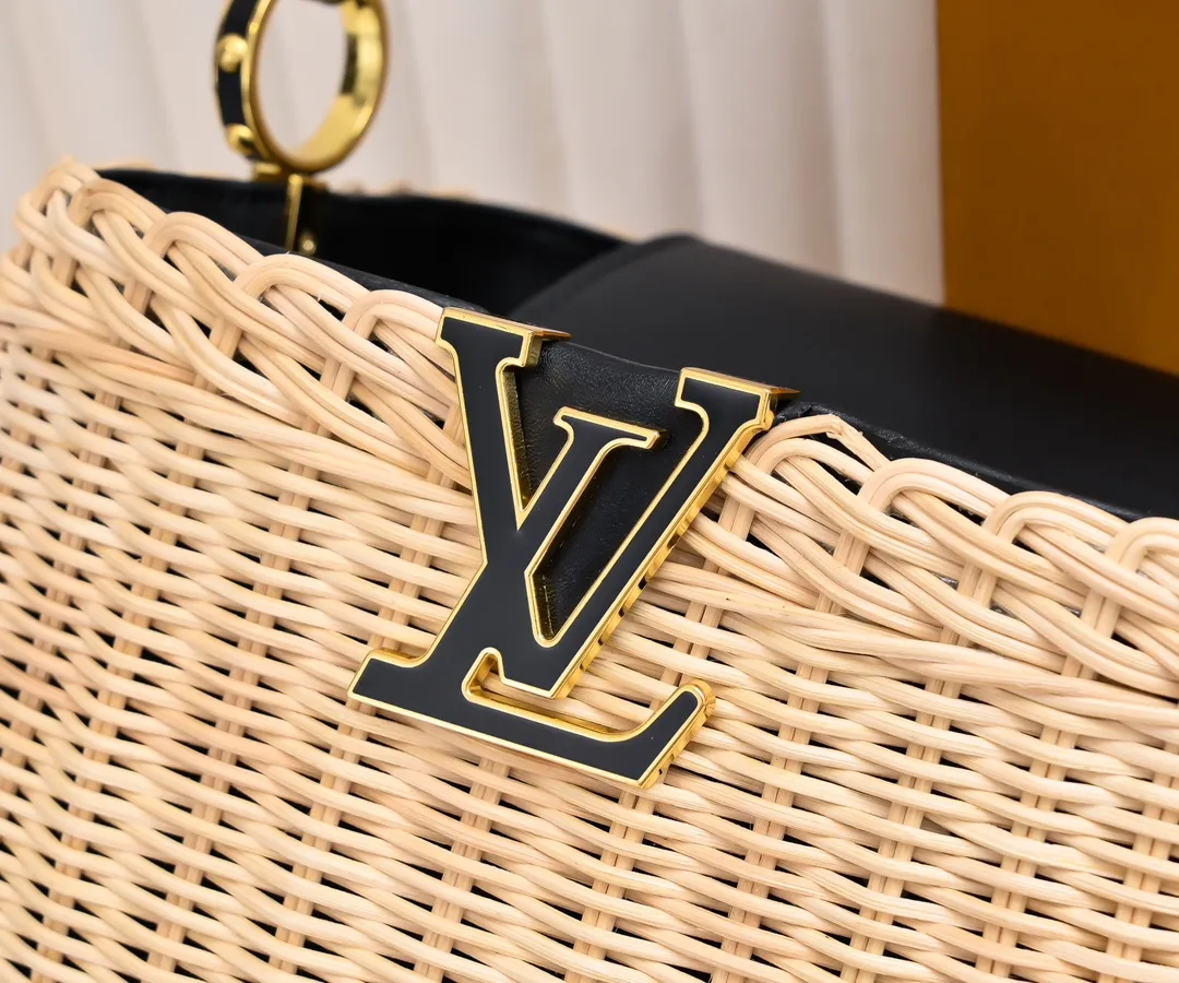 Upgraded version P680 M11617 This CapucinesBB handbag has a unique rattan woven structure, paying tribute to the Louis Vuitton picnic box design that came out in 1892. The cow leather shapes the top handle and flap, the LV letters reveal a metallic texture, and the detachable and adjustable leather shoulder strap makes it easy to carry on the shoulder. The gift box packaging provided with this product may be reasonably adjusted depending on the stock situation, and may be different from the packaging style displayed on this product page. Please refer to the actual gift box packaging style received for details. Size:27×17.3×9cm