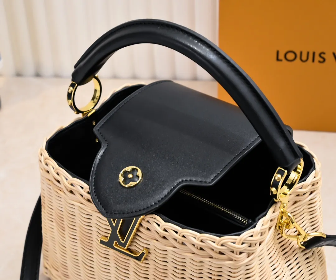 Upgraded version P680 M11617 This CapucinesBB handbag has a unique rattan woven structure, paying tribute to the Louis Vuitton picnic box design that came out in 1892. The cow leather shapes the top handle and flap, the LV letters reveal a metallic texture, and the detachable and adjustable leather shoulder strap makes it easy to carry on the shoulder. The gift box packaging provided with this product may be reasonably adjusted depending on the stock situation, and may be different from the packaging style displayed on this product page. Please refer to the actual gift box packaging style received for details. Size:27×17.3×9cm