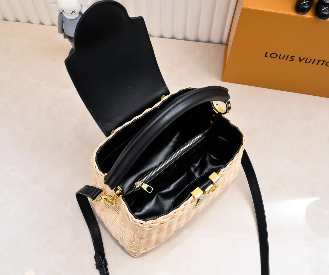 Upgraded version P680 M11617 This CapucinesBB handbag has a unique rattan woven structure, paying tribute to the Louis Vuitton picnic box design that came out in 1892. The cow leather shapes the top handle and flap, the LV letters reveal a metallic texture, and the detachable and adjustable leather shoulder strap makes it easy to carry on the shoulder. The gift box packaging provided with this product may be reasonably adjusted depending on the stock situation, and may be different from the packaging style displayed on this product page. Please refer to the actual gift box packaging style received for details. Size:27×17.3×9cm