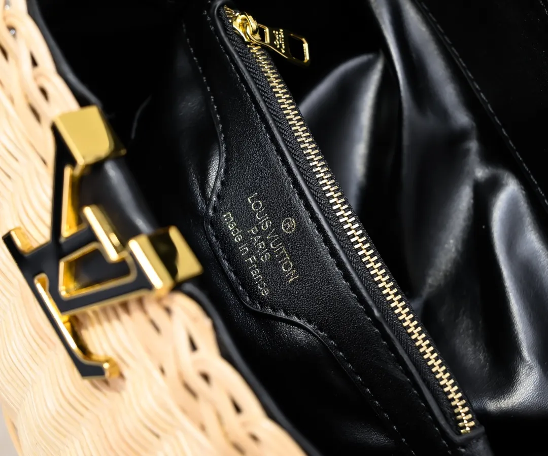 Upgraded version P680 M11617 This CapucinesBB handbag has a unique rattan woven structure, paying tribute to the Louis Vuitton picnic box design that came out in 1892. The cow leather shapes the top handle and flap, the LV letters reveal a metallic texture, and the detachable and adjustable leather shoulder strap makes it easy to carry on the shoulder. The gift box packaging provided with this product may be reasonably adjusted depending on the stock situation, and may be different from the packaging style displayed on this product page. Please refer to the actual gift box packaging style received for details. Size:27×17.3×9cm
