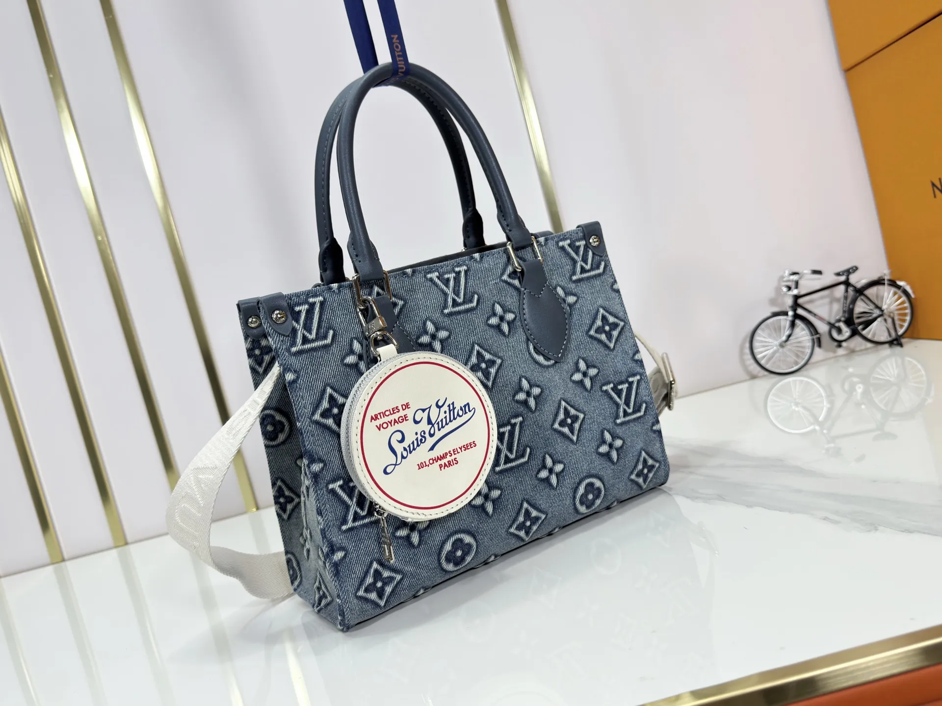 P300 upgraded original M46373 This denim denim jacquard OnTheGo small handbag is combined with Monogram and Monogram Reverse canvas, with Monogram Giant pattern embellishment. The Toron handle and the jacquard textured shoulder strap decorated with the brand's logo create a visual contrast, and the detachable coin bag is suitable for storing change or small items. It combines fashionable charm with various functions, making it a good daily companion. 25.0 x 19.0 x 11.5 cm (length x height x width)