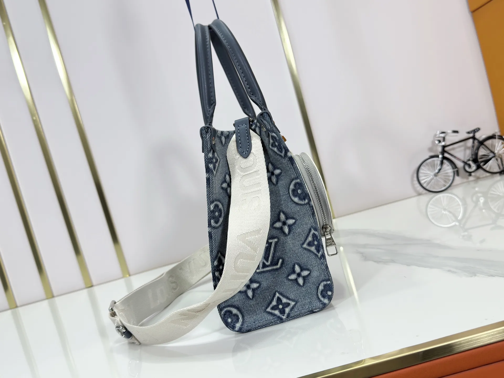 P300 upgraded original M46373 This denim denim jacquard OnTheGo small handbag is combined with Monogram and Monogram Reverse canvas, with Monogram Giant pattern embellishment. The Toron handle and the jacquard textured shoulder strap decorated with the brand's logo create a visual contrast, and the detachable coin bag is suitable for storing change or small items. It combines fashionable charm with various functions, making it a good daily companion. 25.0 x 19.0 x 11.5 cm (length x height x width)