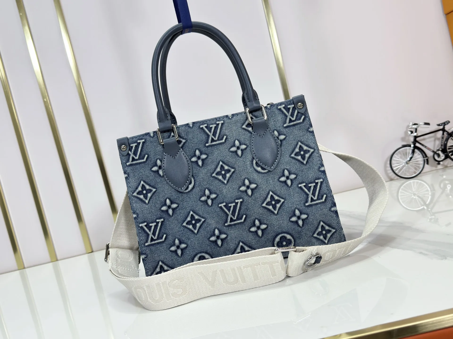 P300 upgraded original M46373 This denim denim jacquard OnTheGo small handbag is combined with Monogram and Monogram Reverse canvas, with Monogram Giant pattern embellishment. The Toron handle and the jacquard textured shoulder strap decorated with the brand's logo create a visual contrast, and the detachable coin bag is suitable for storing change or small items. It combines fashionable charm with various functions, making it a good daily companion. 25.0 x 19.0 x 11.5 cm (length x height x width)