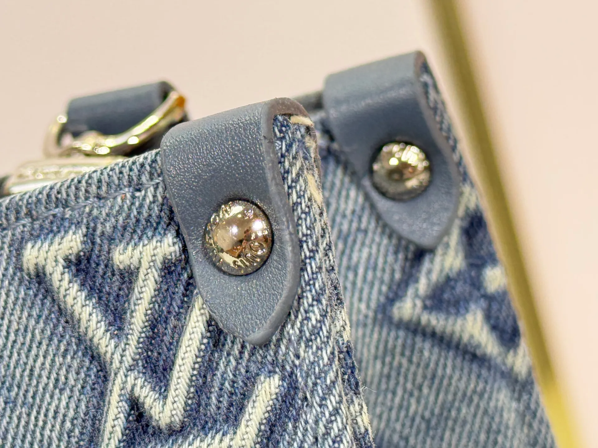 P300 upgraded original M46373 This denim denim jacquard OnTheGo small handbag is combined with Monogram and Monogram Reverse canvas, with Monogram Giant pattern embellishment. The Toron handle and the jacquard textured shoulder strap decorated with the brand's logo create a visual contrast, and the detachable coin bag is suitable for storing change or small items. It combines fashionable charm with various functions, making it a good daily companion. 25.0 x 19.0 x 11.5 cm (length x height x width)