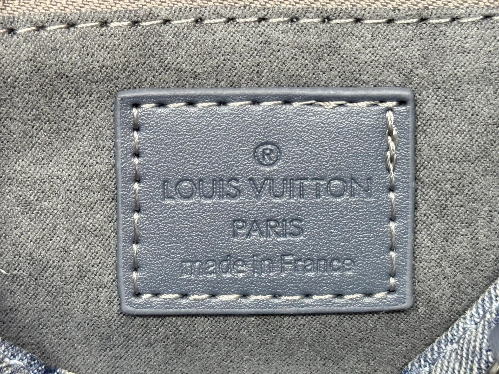 P300 upgraded original M46373 This denim denim jacquard OnTheGo small handbag is combined with Monogram and Monogram Reverse canvas, with Monogram Giant pattern embellishment. The Toron handle and the jacquard textured shoulder strap decorated with the brand's logo create a visual contrast, and the detachable coin bag is suitable for storing change or small items. It combines fashionable charm with various functions, making it a good daily companion. 25.0 x 19.0 x 11.5 cm (length x height x width)