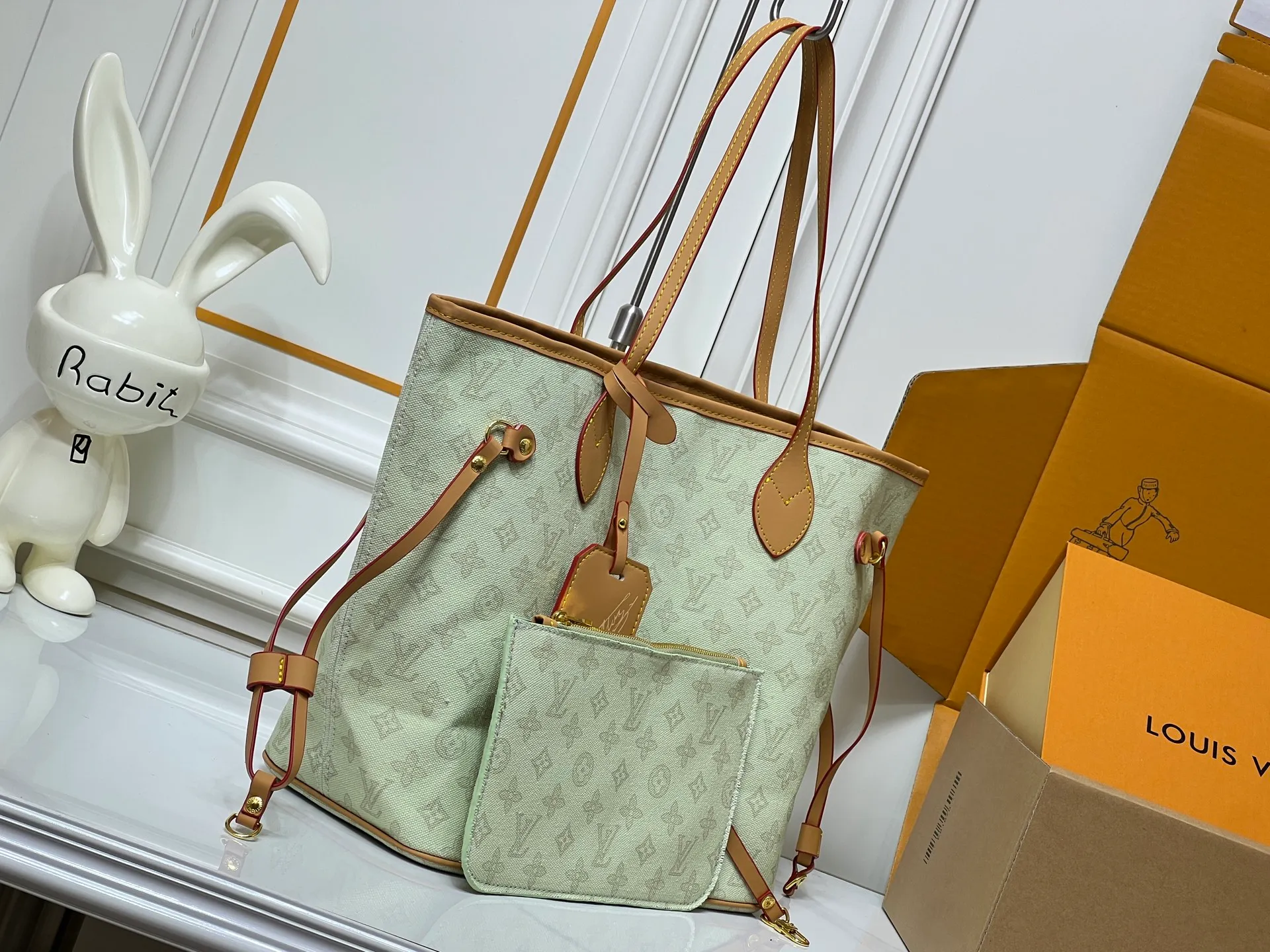 Batch 280💰M45685 M40995 M27521💋💋Louis Vuitton’s new Neverfull is a new interpretation of the classic handbag and explore the exquisite details inside the bag. Redesigned interior pockets feature fresh fabric linings and vintage details inspired by the Louis Vuitton archives, most notably the detachable zippered clutch, which can be used on its own as a sophisticated clutch or as an additional pocket. Bright lining tones add a more lively feel to Monogram's classic canvas. Size: 32*29*17 cm