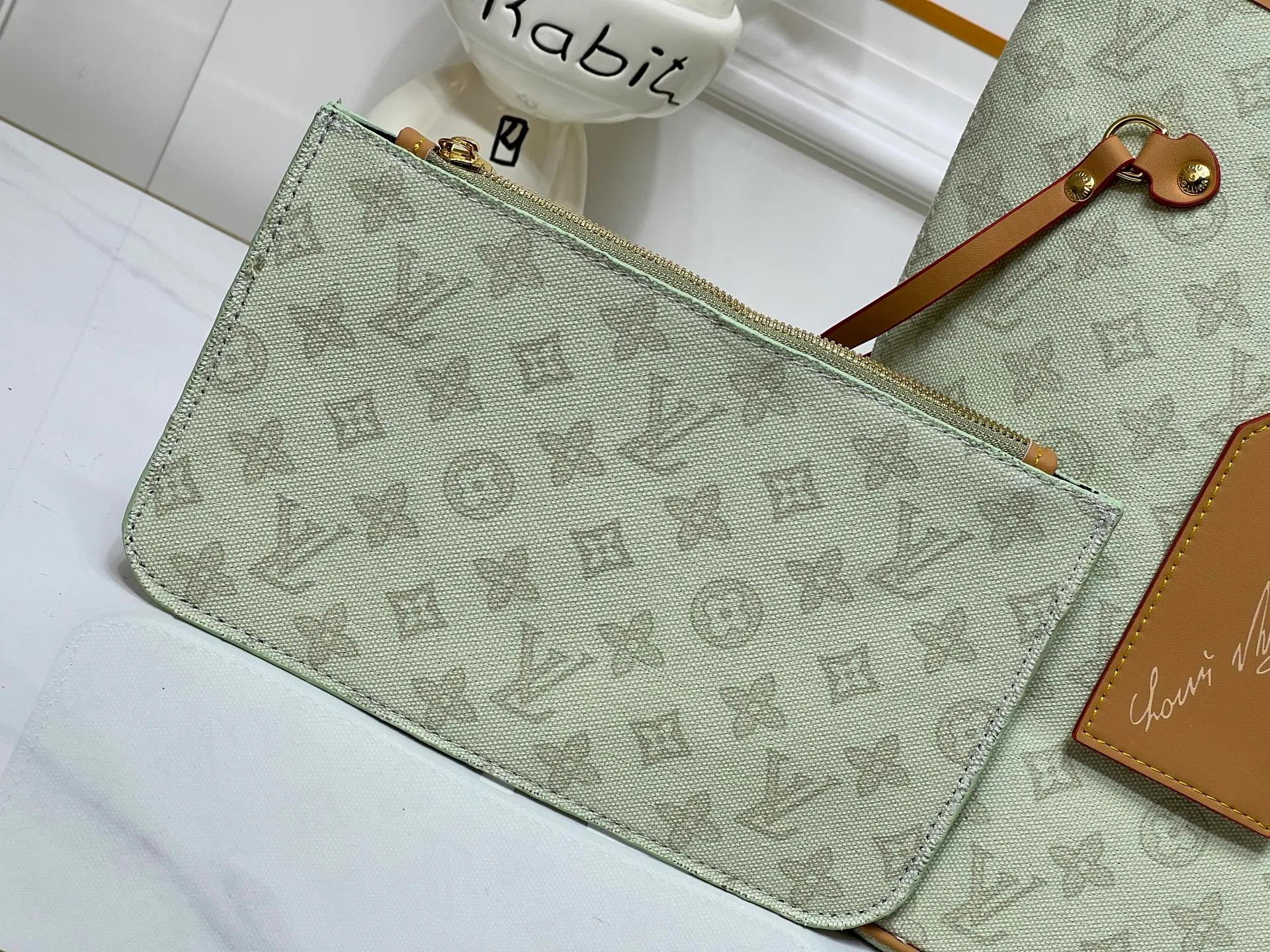 Batch 280💰M45685 M40995 M27521💋💋Louis Vuitton’s new Neverfull is a new interpretation of the classic handbag and explore the exquisite details inside the bag. Redesigned interior pockets feature fresh fabric linings and vintage details inspired by the Louis Vuitton archives, most notably the detachable zippered clutch, which can be used on its own as a sophisticated clutch or as an additional pocket. Bright lining tones add a more lively feel to Monogram's classic canvas. Size: 32*29*17 cm