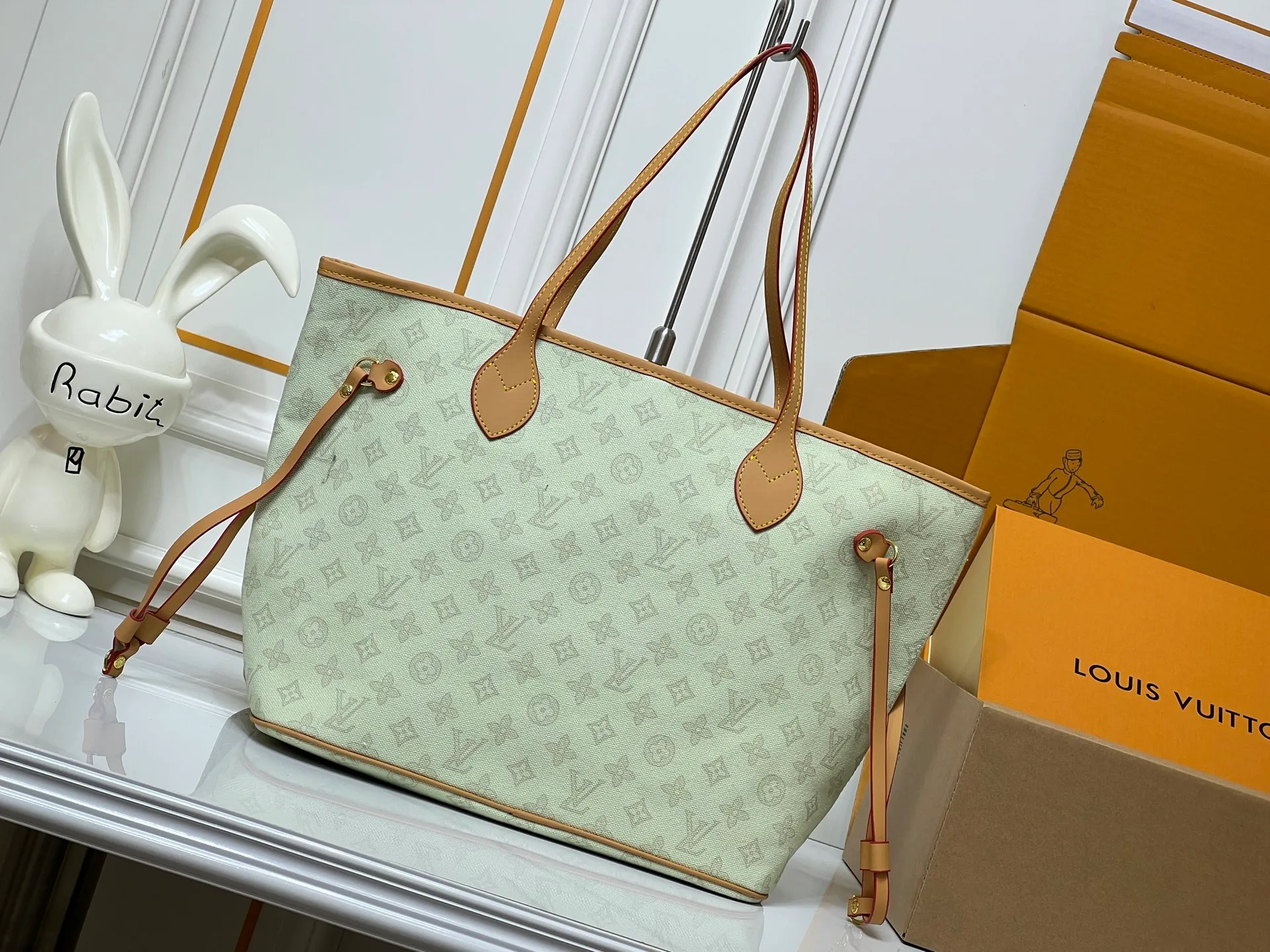 Batch 280💰M45685 M40995 M27521💋💋Louis Vuitton’s new Neverfull is a new interpretation of the classic handbag and explore the exquisite details inside the bag. Redesigned interior pockets feature fresh fabric linings and vintage details inspired by the Louis Vuitton archives, most notably the detachable zippered clutch, which can be used on its own as a sophisticated clutch or as an additional pocket. Bright lining tones add a more lively feel to Monogram's classic canvas. Size: 32*29*17 cm