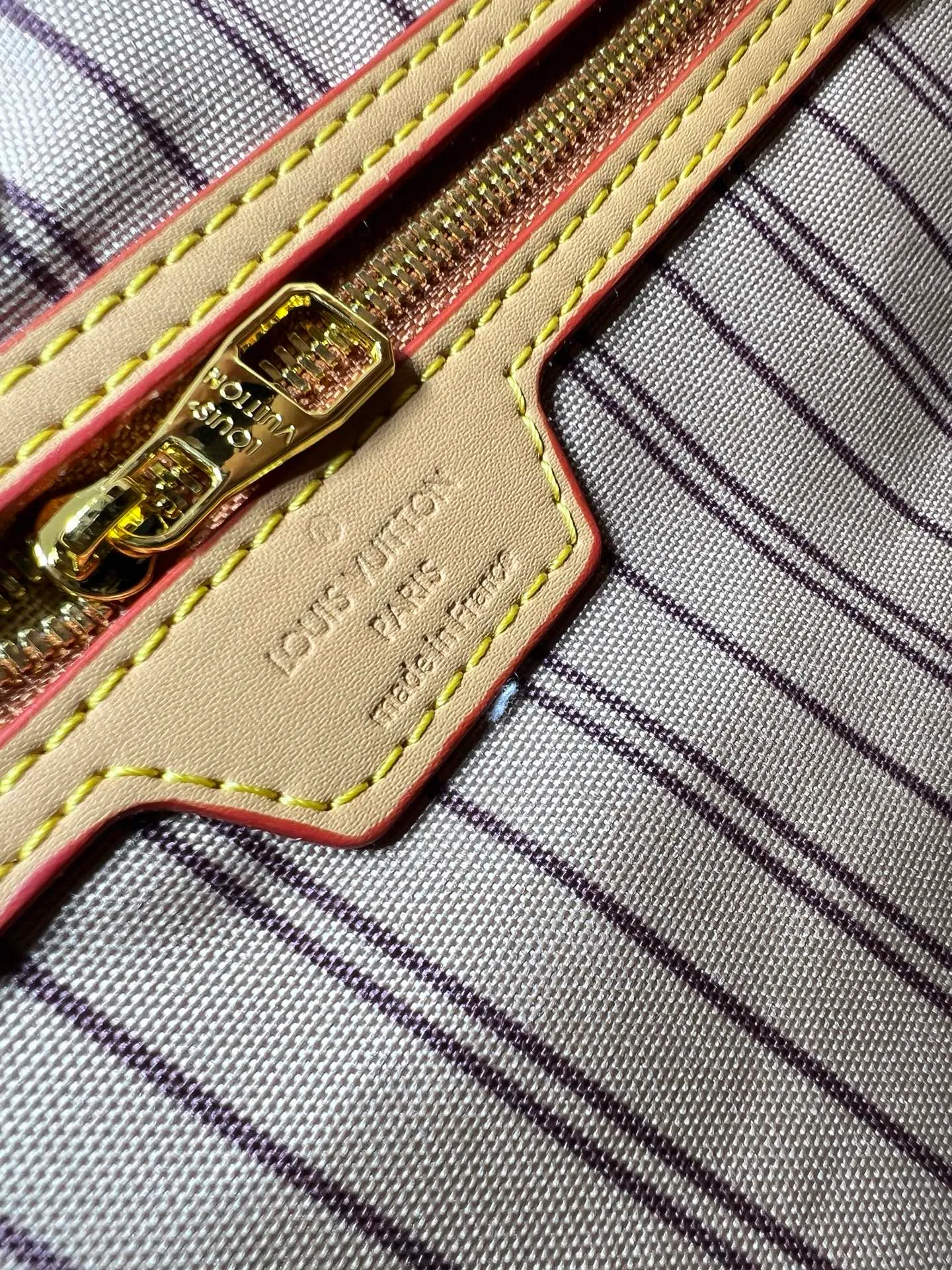 Batch 280💰M45685 M40995 M27521💋💋Louis Vuitton’s new Neverfull is a new interpretation of the classic handbag and explore the exquisite details inside the bag. Redesigned interior pockets feature fresh fabric linings and vintage details inspired by the Louis Vuitton archives, most notably the detachable zippered clutch, which can be used on its own as a sophisticated clutch or as an additional pocket. Bright lining tones add a more lively feel to Monogram's classic canvas. Size: 32*29*17 cm