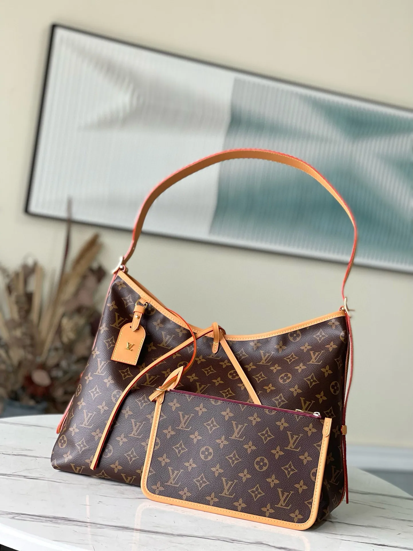 💰820 Top original order M46197 launches a new CarryAll medium handbag, with Monogram canvas and leather trimming to create a body-fitting design. There's a zipped pocket inside the ample space, and a detachable zipped clutch adds a functional element, with a buckle-adjustable handle. Dimensions: 39 x 30 x 15 cm