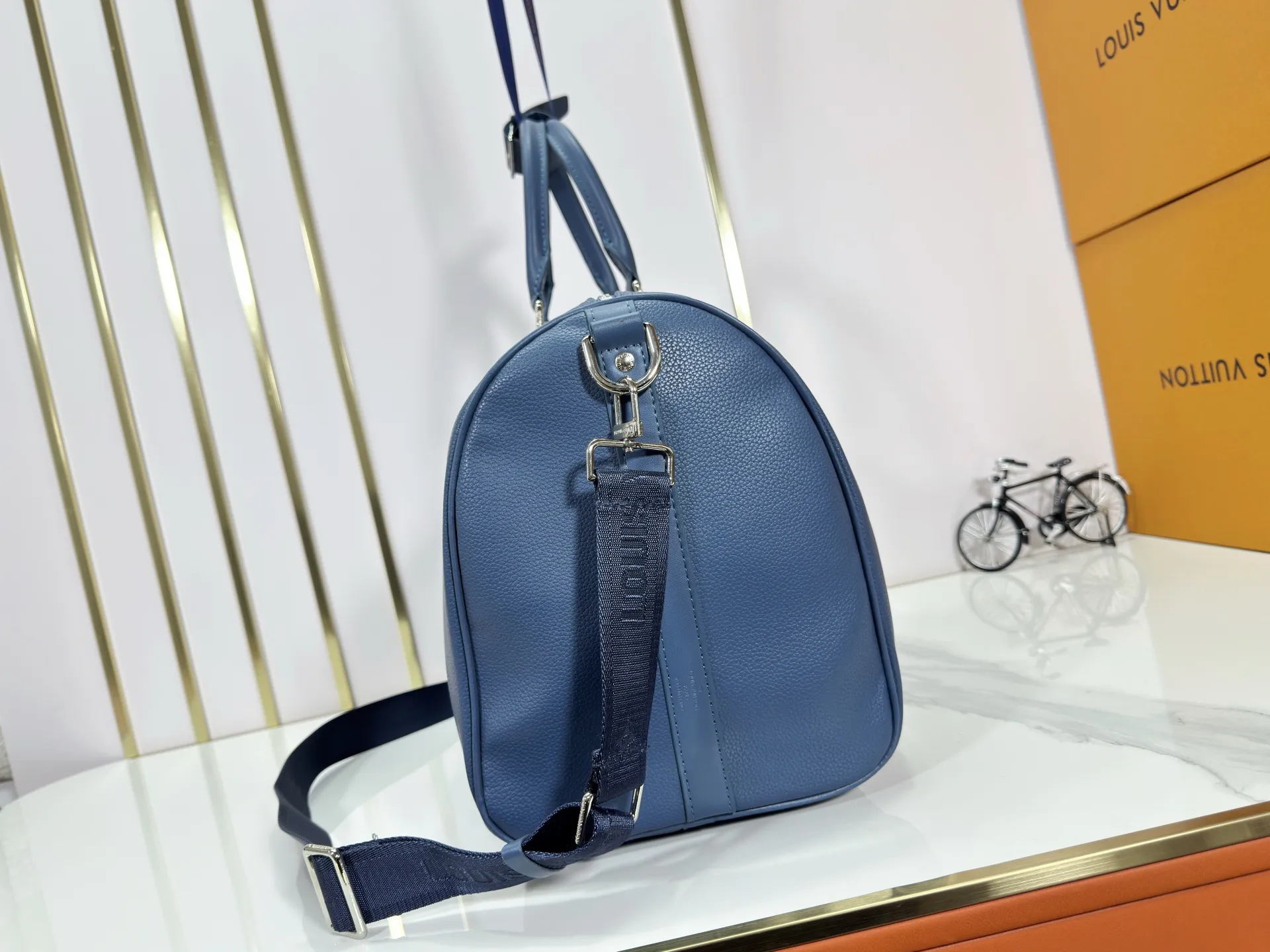 P340 M57088 M21536 Upgraded original version This keepall bandouliere 50 travel bag is made of monogram shadow leather with full monogram embossing and matte metal parts to achieve a minimalist design. The cabin luggage size is suitable for short trips. The keepall soft travel bag series was born in the 1930s and is as classic and elegant as ever. Dimensions: 50x 29 x 23 cm