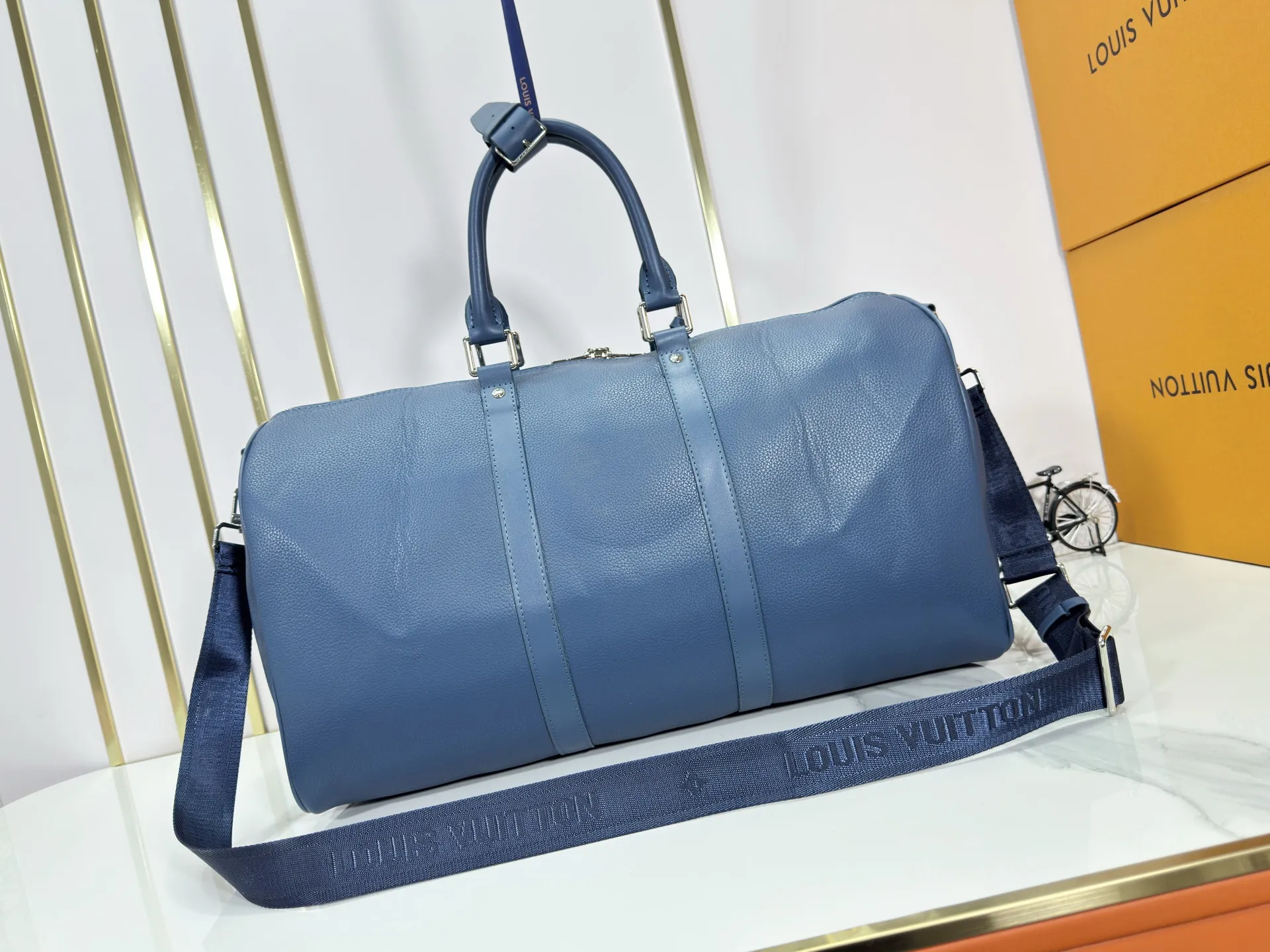 P340 M57088 M21536 Upgraded original version This keepall bandouliere 50 travel bag is made of monogram shadow leather with full monogram embossing and matte metal parts to achieve a minimalist design. The cabin luggage size is suitable for short trips. The keepall soft travel bag series was born in the 1930s and is as classic and elegant as ever. Dimensions: 50x 29 x 23 cm