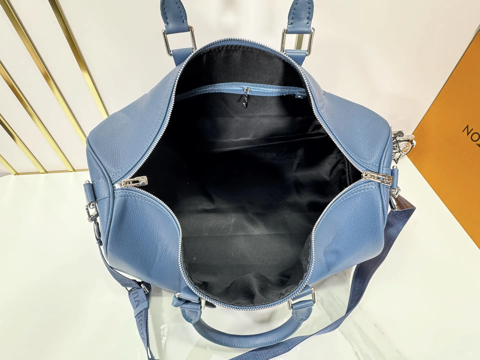 P340 M57088 M21536 Upgraded original version This keepall bandouliere 50 travel bag is made of monogram shadow leather with full monogram embossing and matte metal parts to achieve a minimalist design. The cabin luggage size is suitable for short trips. The keepall soft travel bag series was born in the 1930s and is as classic and elegant as ever. Dimensions: 50x 29 x 23 cm