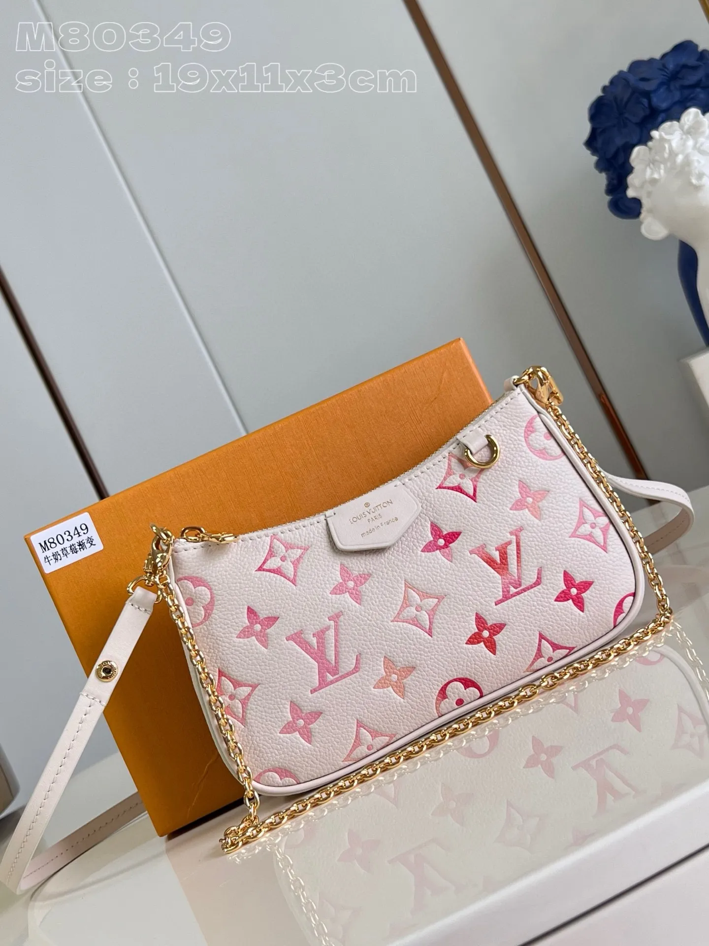 💰840 (top layer leather) top original order [Exclusive real shot M80349 Strawberry Gradient] M83448 This Easy Pouch on Strap handbag comes from the Sunrise Aquarelle series. It renders a gradient digital pattern on Monogram Empreinte leather to express the inspiration of watercolor painting. Plenty of space to accommodate daily needs, with a detachable chain and detachable and adjustable shoulder strap, suitable for shoulder or cross-body wear. 19 x 11.5 x 3 cm (length x height x width)