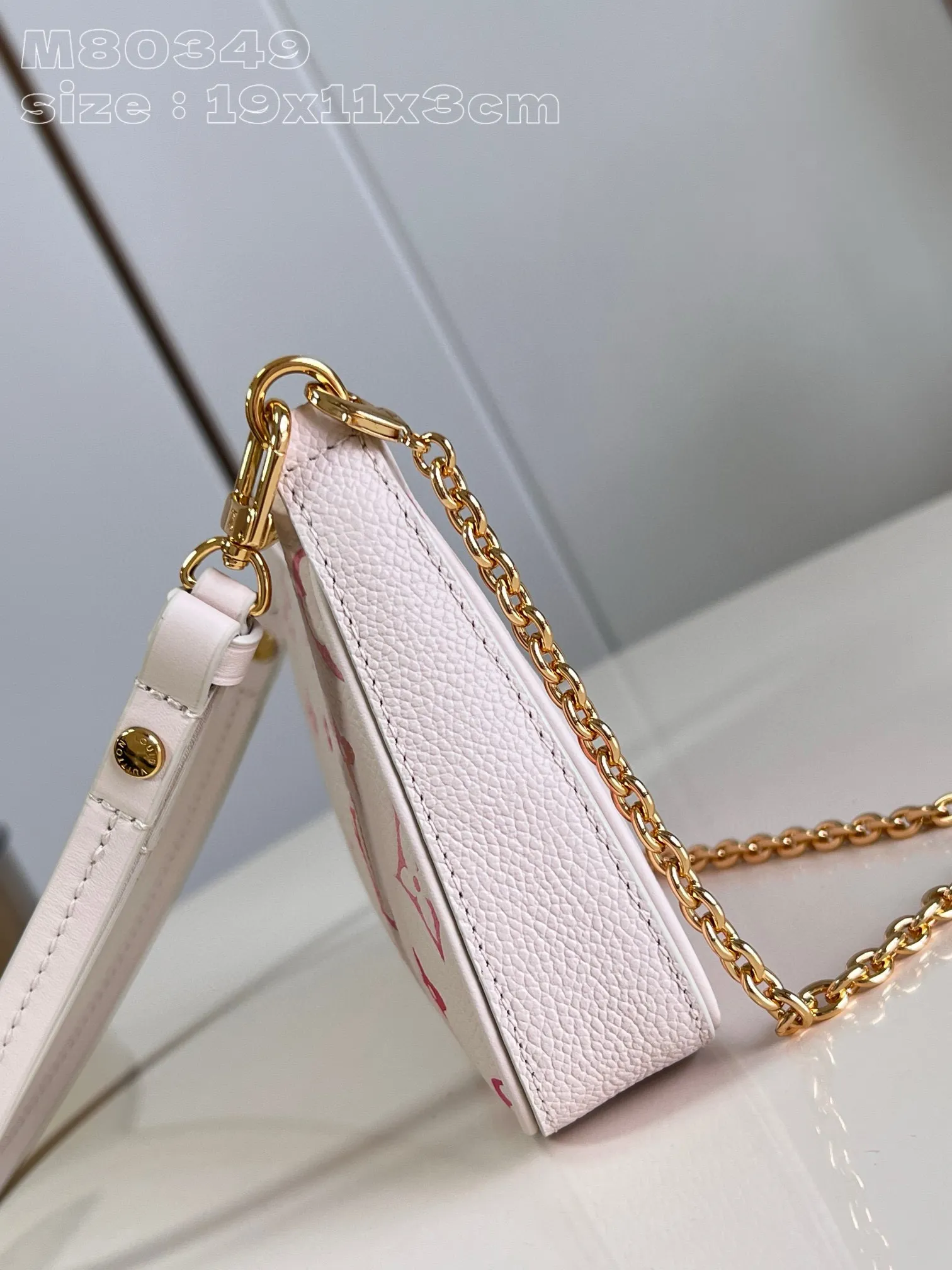 💰840 (top layer leather) top original order [Exclusive real shot M80349 Strawberry Gradient] M83448 This Easy Pouch on Strap handbag comes from the Sunrise Aquarelle series. It renders a gradient digital pattern on Monogram Empreinte leather to express the inspiration of watercolor painting. Plenty of space to accommodate daily needs, with a detachable chain and detachable and adjustable shoulder strap, suitable for shoulder or cross-body wear. 19 x 11.5 x 3 cm (length x height x width)