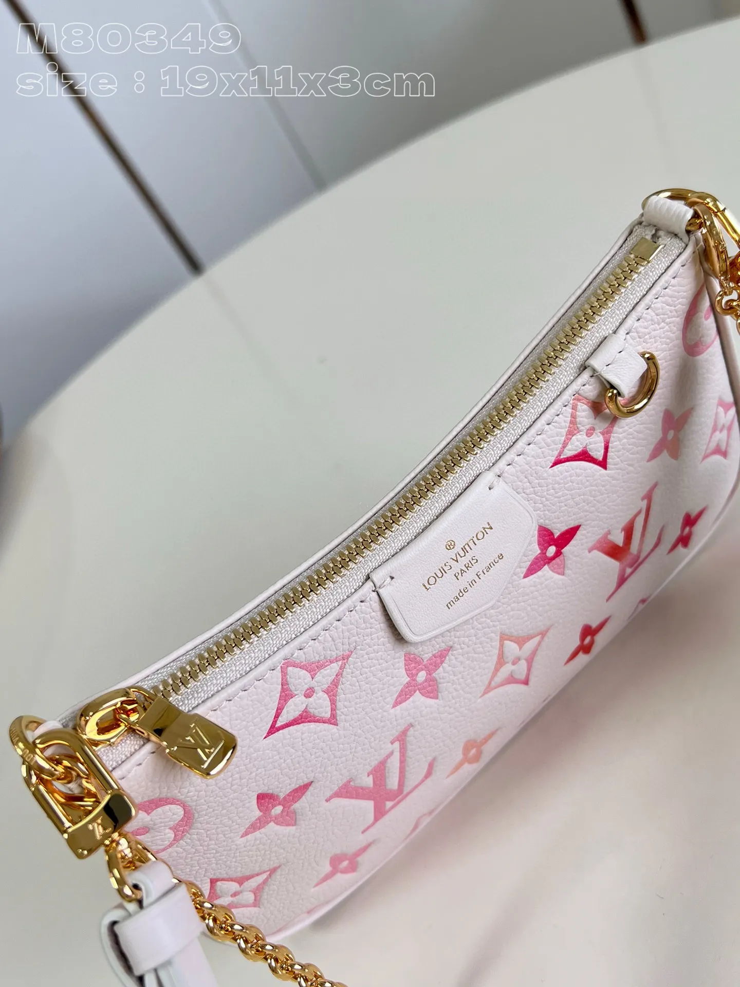 💰840 (top layer leather) top original order [Exclusive real shot M80349 Strawberry Gradient] M83448 This Easy Pouch on Strap handbag comes from the Sunrise Aquarelle series. It renders a gradient digital pattern on Monogram Empreinte leather to express the inspiration of watercolor painting. Plenty of space to accommodate daily needs, with a detachable chain and detachable and adjustable shoulder strap, suitable for shoulder or cross-body wear. 19 x 11.5 x 3 cm (length x height x width)