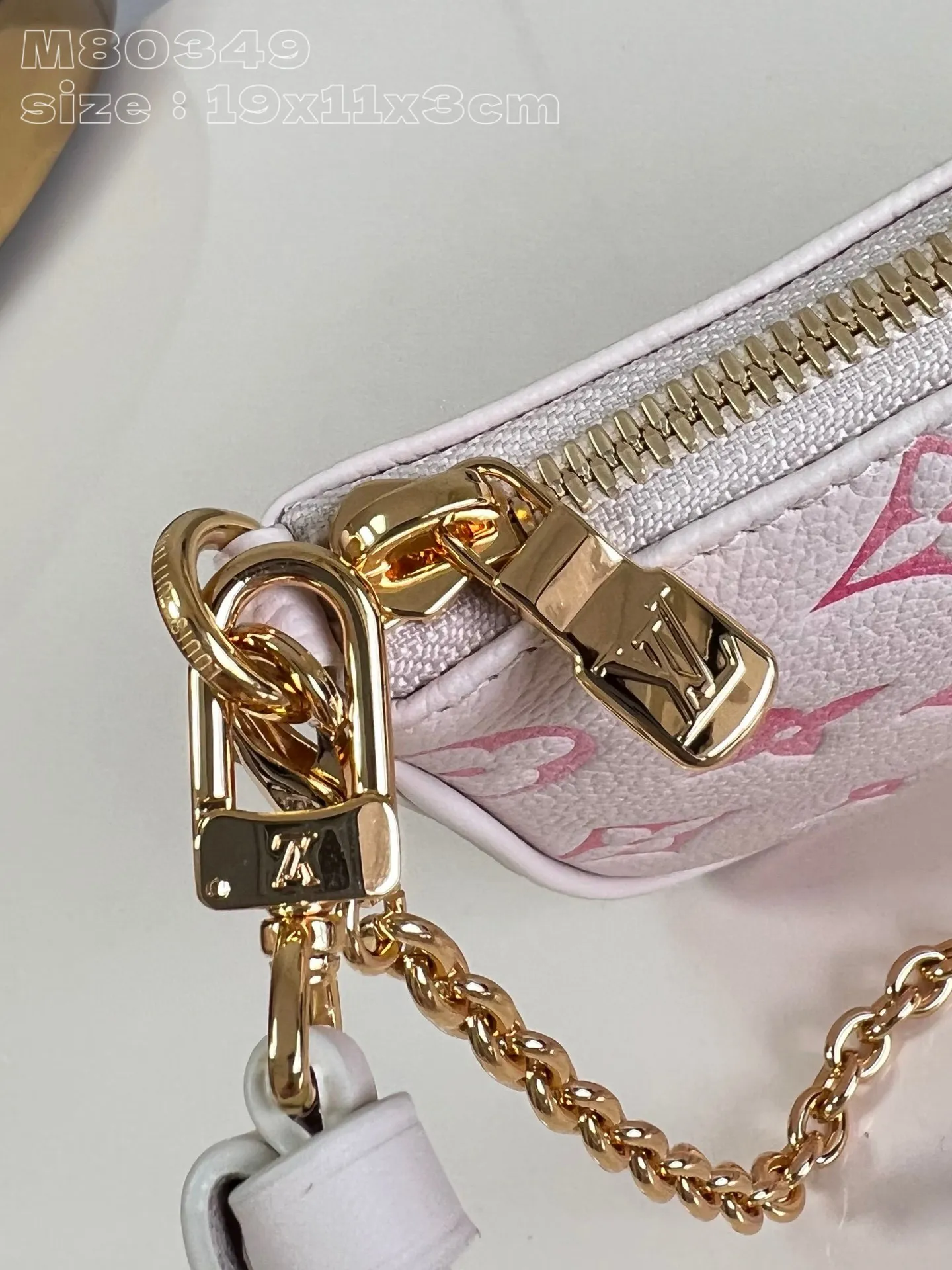 💰840 (top layer leather) top original order [Exclusive real shot M80349 Strawberry Gradient] M83448 This Easy Pouch on Strap handbag comes from the Sunrise Aquarelle series. It renders a gradient digital pattern on Monogram Empreinte leather to express the inspiration of watercolor painting. Plenty of space to accommodate daily needs, with a detachable chain and detachable and adjustable shoulder strap, suitable for shoulder or cross-body wear. 19 x 11.5 x 3 cm (length x height x width)