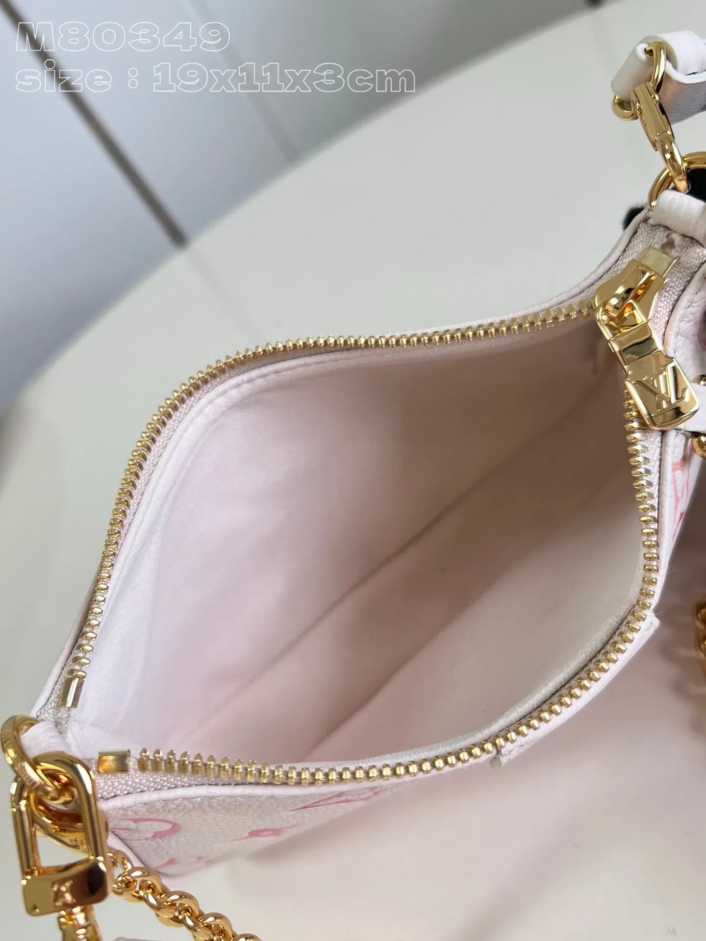 💰840 (top layer leather) top original order [Exclusive real shot M80349 Strawberry Gradient] M83448 This Easy Pouch on Strap handbag comes from the Sunrise Aquarelle series. It renders a gradient digital pattern on Monogram Empreinte leather to express the inspiration of watercolor painting. Plenty of space to accommodate daily needs, with a detachable chain and detachable and adjustable shoulder strap, suitable for shoulder or cross-body wear. 19 x 11.5 x 3 cm (length x height x width)