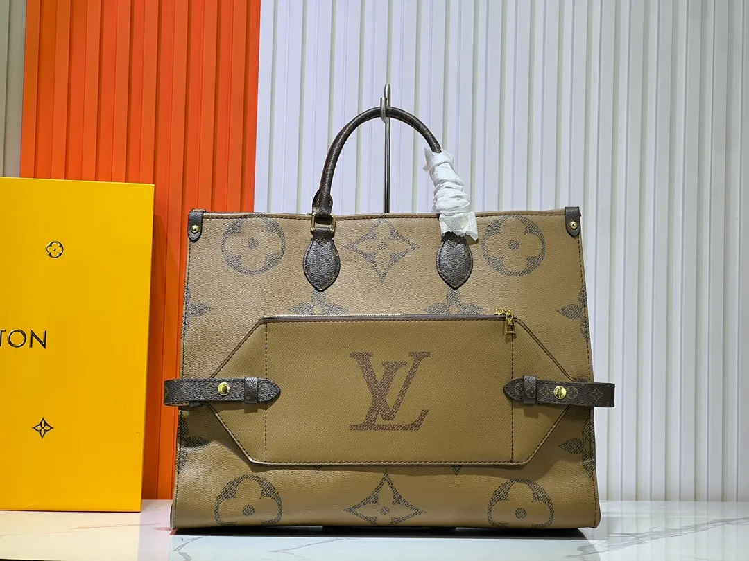Batch 280💰Upgraded original M46823 M44571 This OnTheGo Voyage tote bag is decorated with Giant Monogram canvas and Monogram Reverse canvas on both sides, interpreting the two-in-one design concept: the inner zipper clutch can be cleverly transformed into a waist bag to store a passport and mobile phone. The sophisticated design makes it easy to attach to the LV Horizon suitcase, and the shoulder straps are detachable and adjustable for a comfortable travel experience. Dimensions: 43.0 x 33.0 x 18.5 cm (length x height x width)