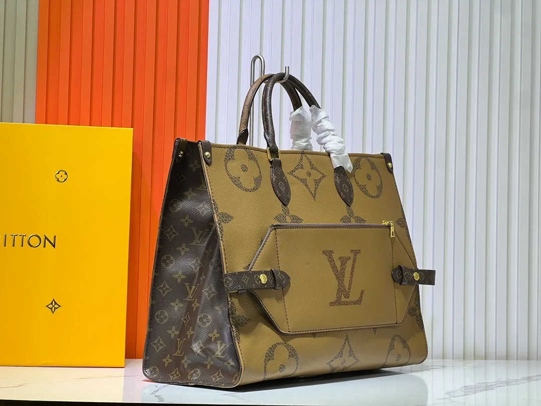 Batch 280💰Upgraded original M46823 M44571 This OnTheGo Voyage tote bag is decorated with Giant Monogram canvas and Monogram Reverse canvas on both sides, interpreting the two-in-one design concept: the inner zipper clutch can be cleverly transformed into a waist bag to store a passport and mobile phone. The sophisticated design makes it easy to attach to the LV Horizon suitcase, and the shoulder straps are detachable and adjustable for a comfortable travel experience. Dimensions: 43.0 x 33.0 x 18.5 cm (length x height x width)