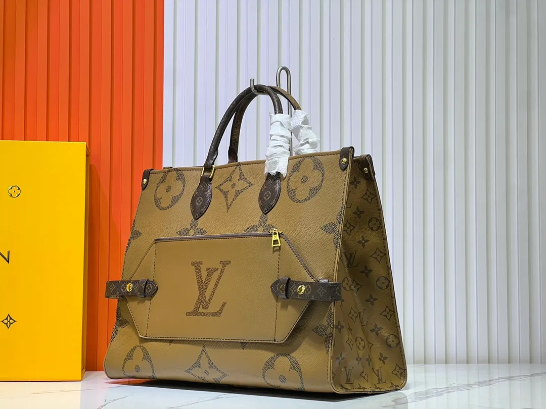 Batch 280💰Upgraded original M46823 M44571 This OnTheGo Voyage tote bag is decorated with Giant Monogram canvas and Monogram Reverse canvas on both sides, interpreting the two-in-one design concept: the inner zipper clutch can be cleverly transformed into a waist bag to store a passport and mobile phone. The sophisticated design makes it easy to attach to the LV Horizon suitcase, and the shoulder straps are detachable and adjustable for a comfortable travel experience. Dimensions: 43.0 x 33.0 x 18.5 cm (length x height x width)