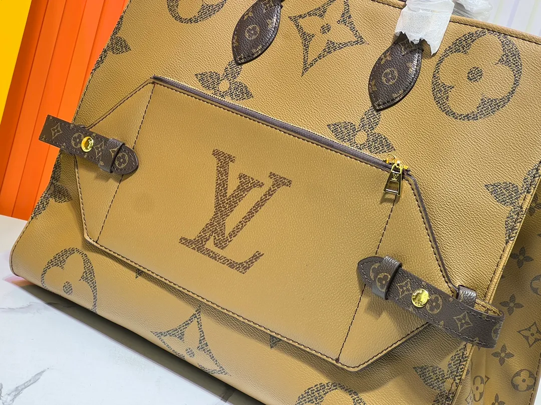 Batch 280💰Upgraded original M46823 M44571 This OnTheGo Voyage tote bag is decorated with Giant Monogram canvas and Monogram Reverse canvas on both sides, interpreting the two-in-one design concept: the inner zipper clutch can be cleverly transformed into a waist bag to store a passport and mobile phone. The sophisticated design makes it easy to attach to the LV Horizon suitcase, and the shoulder straps are detachable and adjustable for a comfortable travel experience. Dimensions: 43.0 x 33.0 x 18.5 cm (length x height x width)