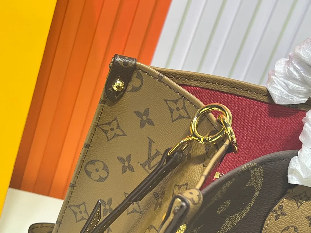 Batch 280💰Upgraded original M46823 M44571 This OnTheGo Voyage tote bag is decorated with Giant Monogram canvas and Monogram Reverse canvas on both sides, interpreting the two-in-one design concept: the inner zipper clutch can be cleverly transformed into a waist bag to store a passport and mobile phone. The sophisticated design makes it easy to attach to the LV Horizon suitcase, and the shoulder straps are detachable and adjustable for a comfortable travel experience. Dimensions: 43.0 x 33.0 x 18.5 cm (length x height x width)