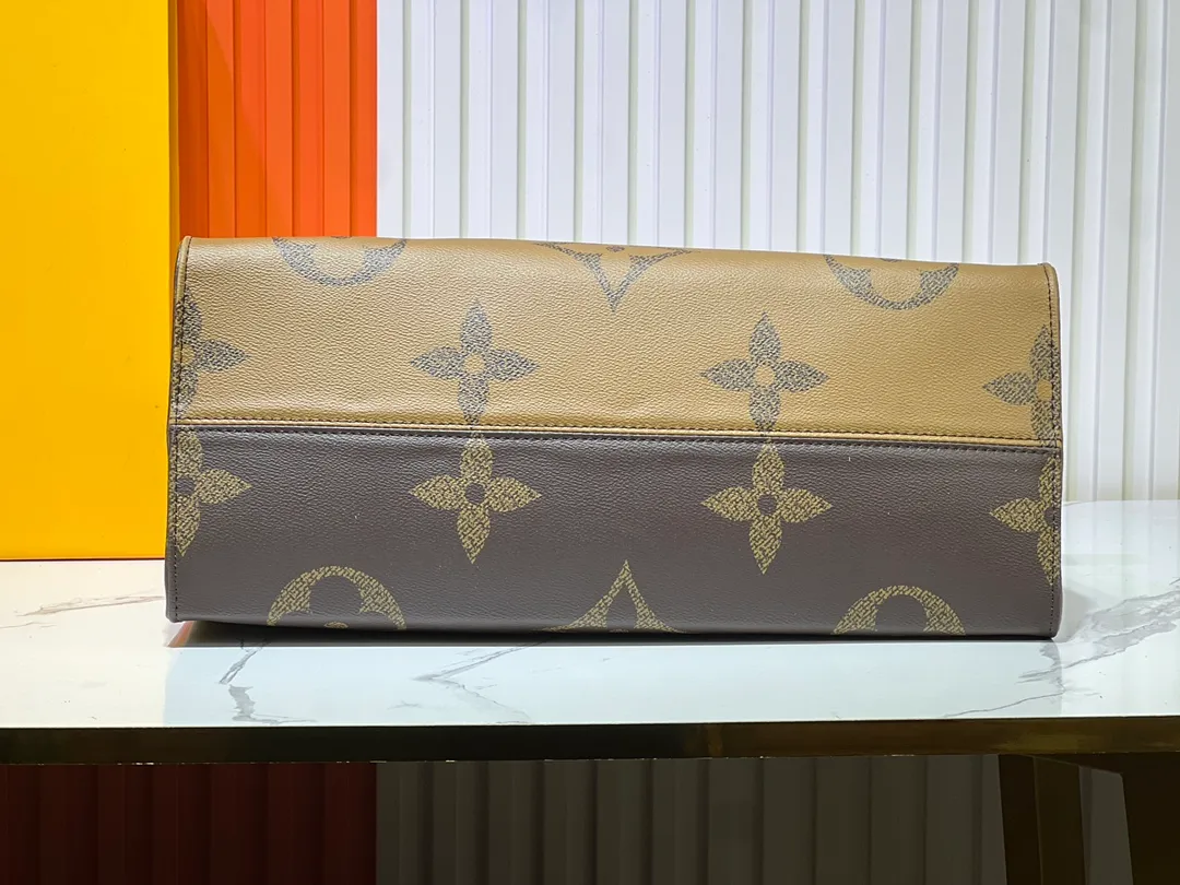 Batch 280💰Upgraded original M46823 M44571 This OnTheGo Voyage tote bag is decorated with Giant Monogram canvas and Monogram Reverse canvas on both sides, interpreting the two-in-one design concept: the inner zipper clutch can be cleverly transformed into a waist bag to store a passport and mobile phone. The sophisticated design makes it easy to attach to the LV Horizon suitcase, and the shoulder straps are detachable and adjustable for a comfortable travel experience. Dimensions: 43.0 x 33.0 x 18.5 cm (length x height x width)